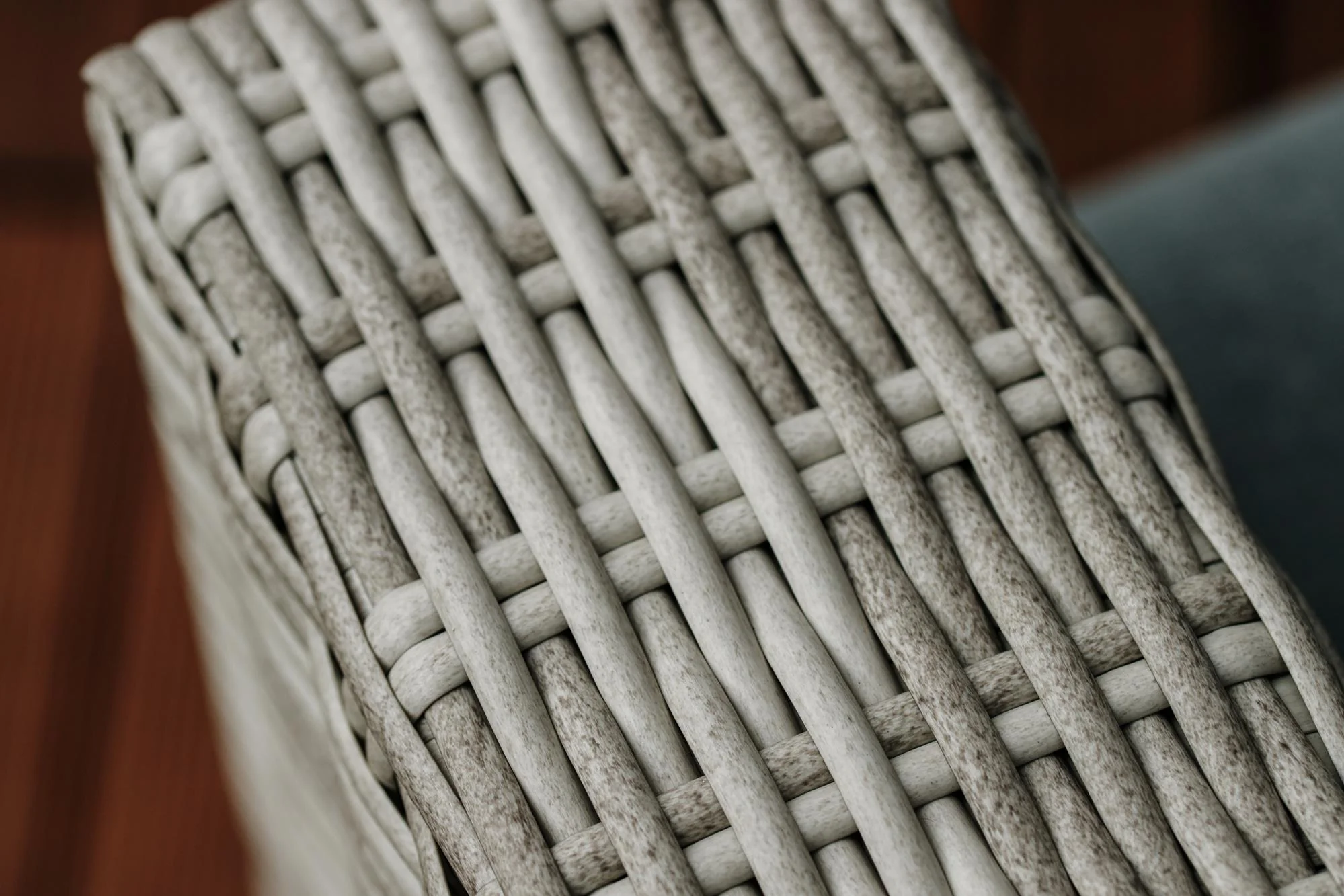 Zbliżenie splotu technorattanu PE półokrągłego — widoczna struktura i grubość włókna