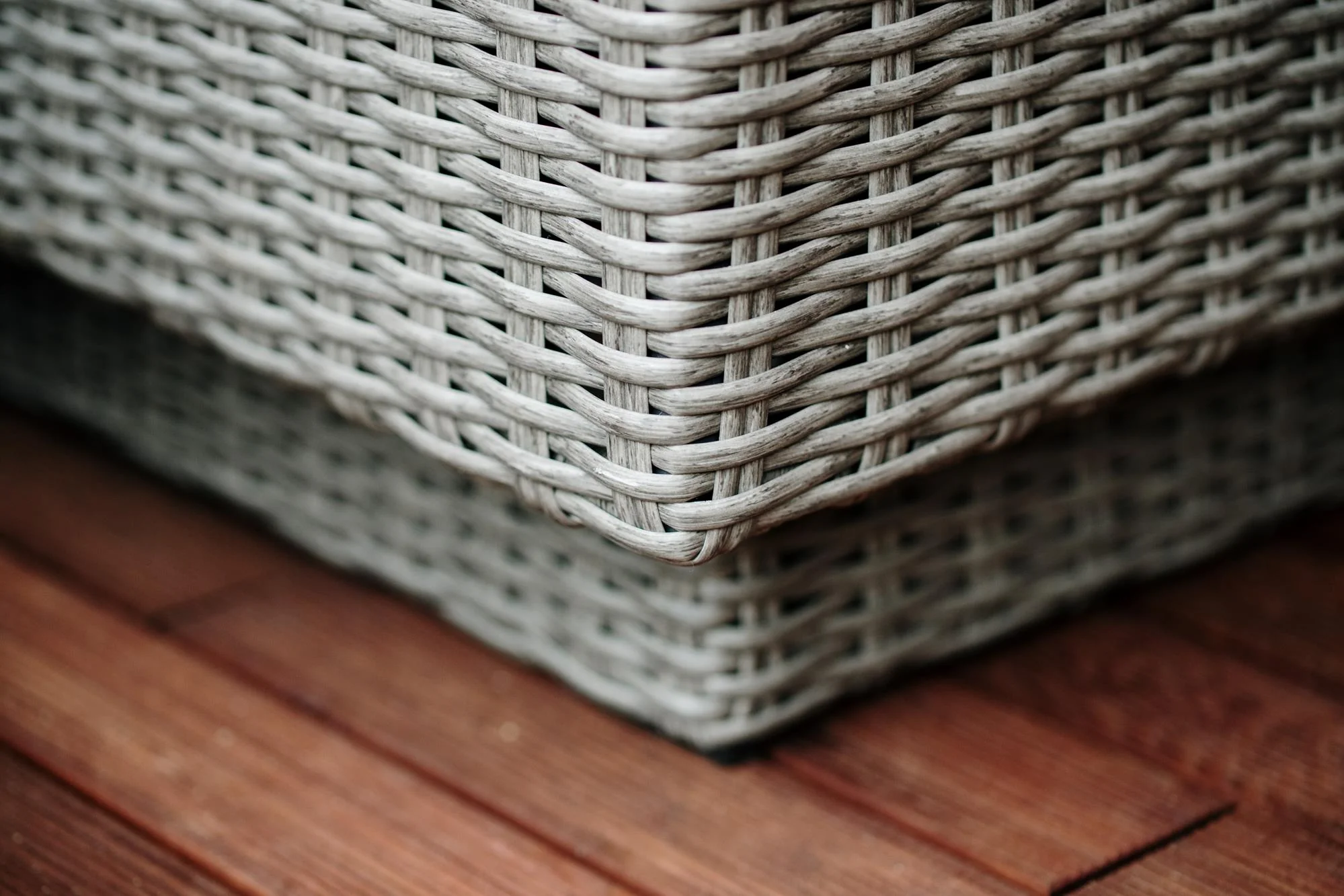 Detal splotu technorattanu PE — widoczna grubość i regularność plecionki