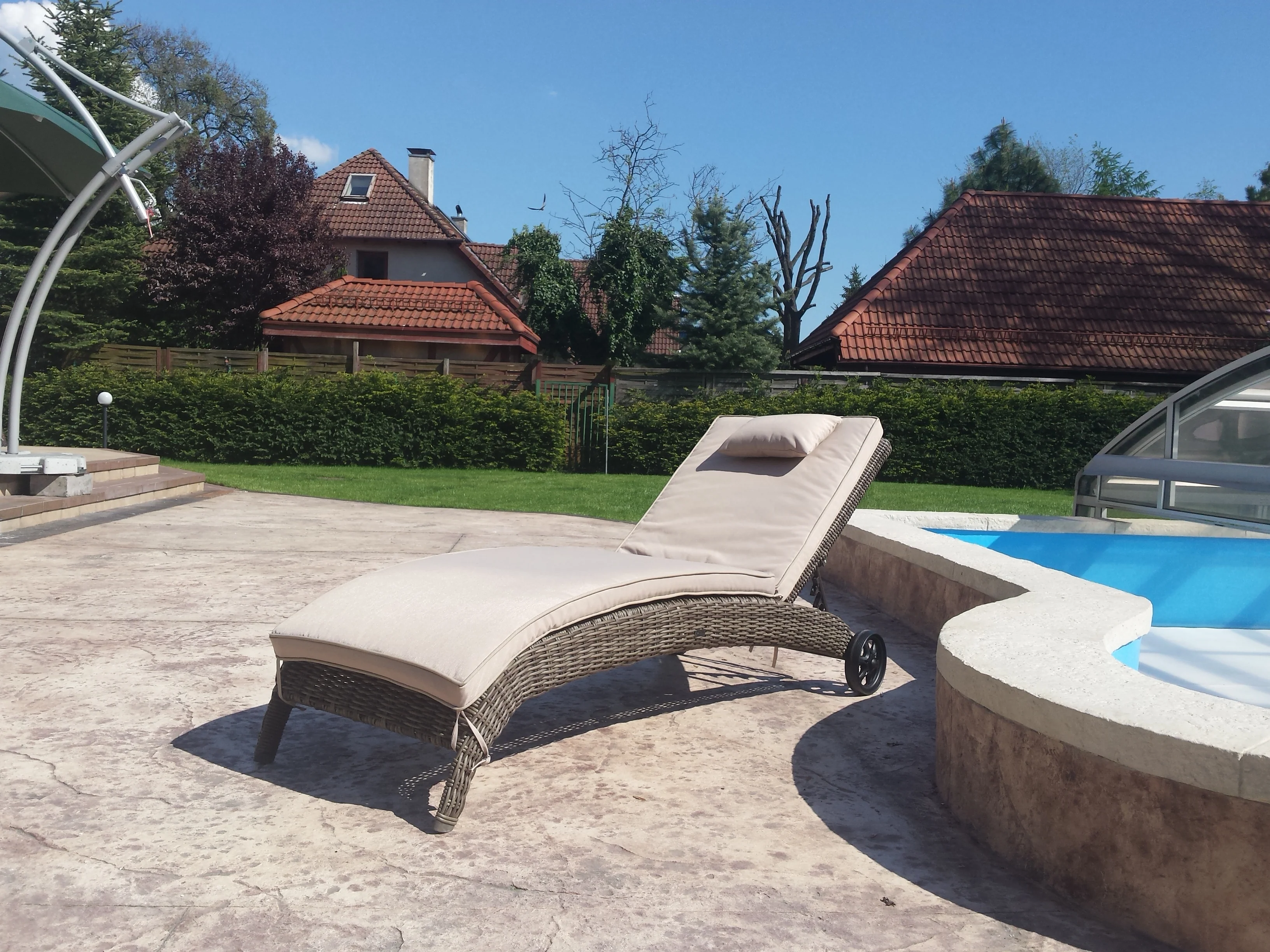 Leżak ALTEA brązowy mat — leżak z boku przy basenie