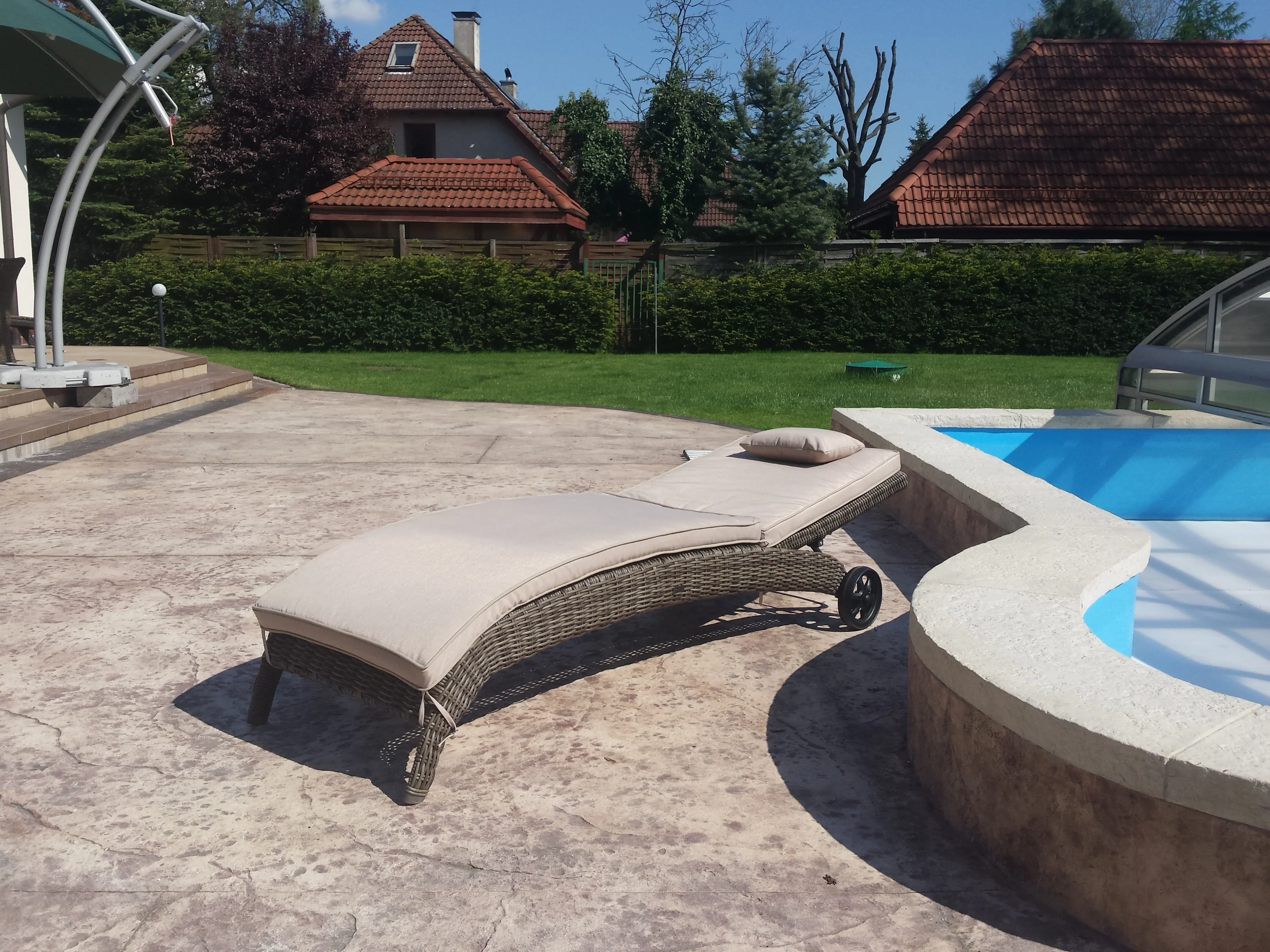 Leżak ALTEA brązowy mat — widok boczny przy basenie