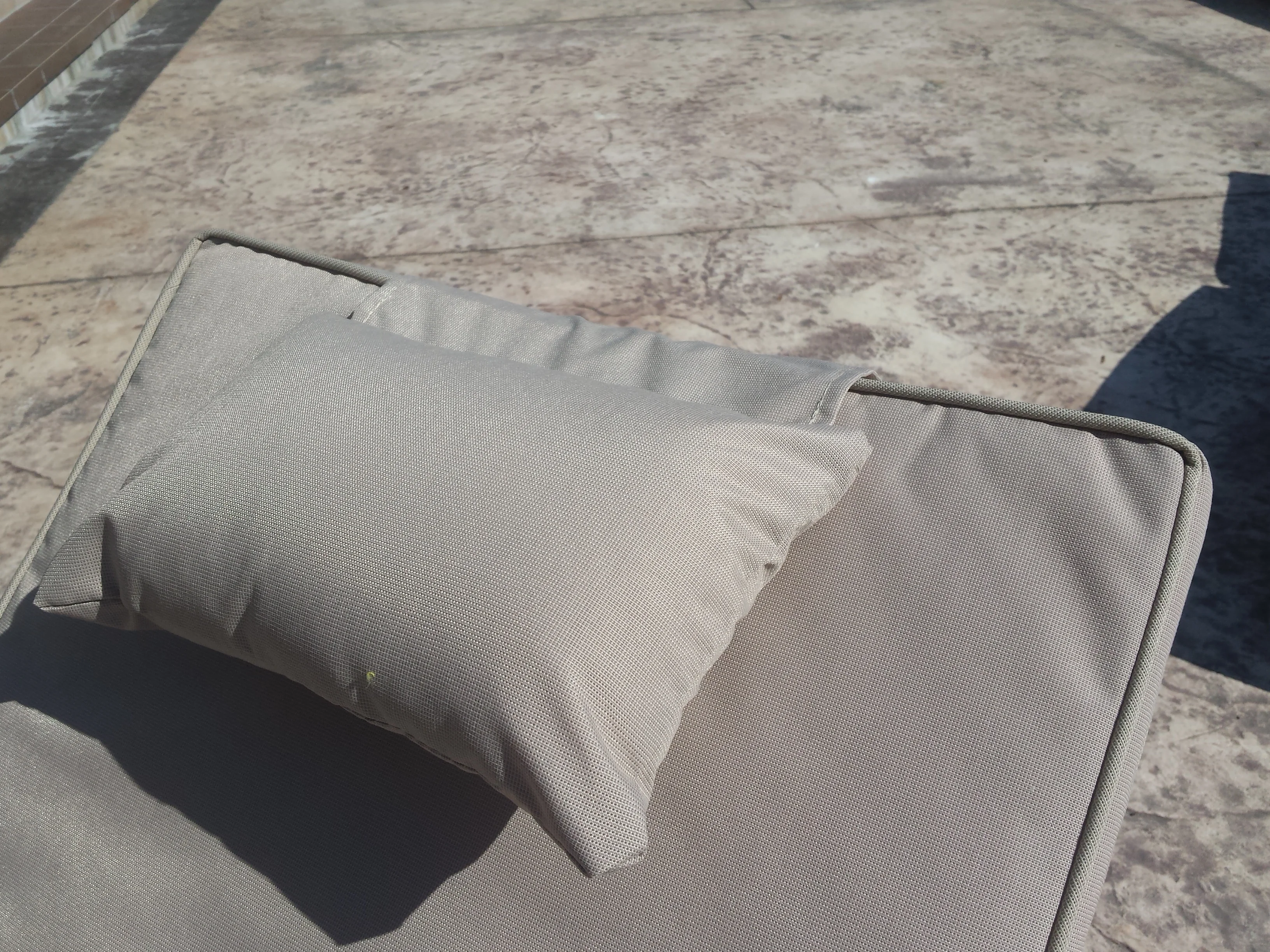 Leżak ALTEA brązowy mat — detal materaca i poduszki