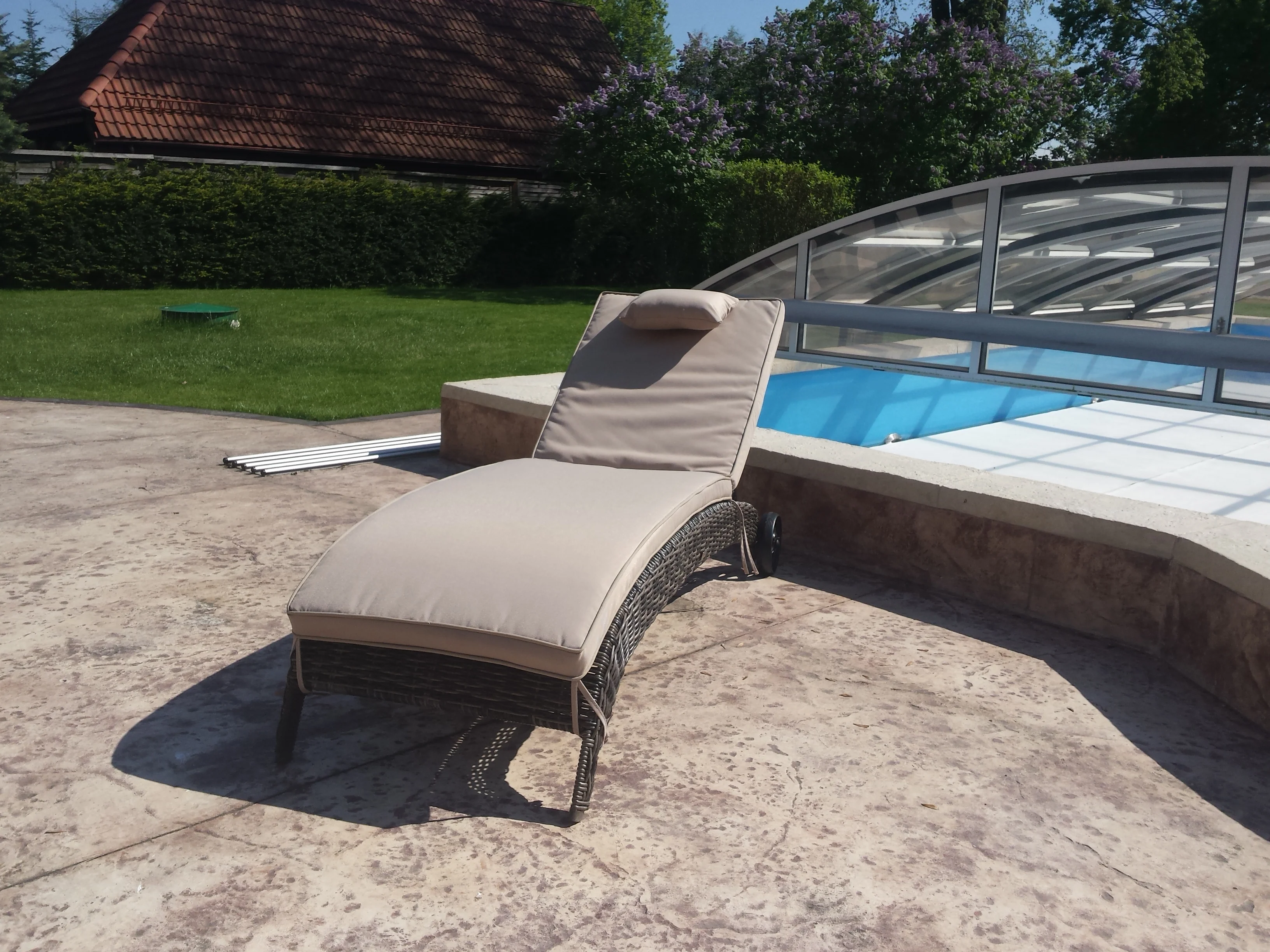 Leżak ogrodowy ALTEA kolor brąz mat beż — technorattan PE 6 mm na taras