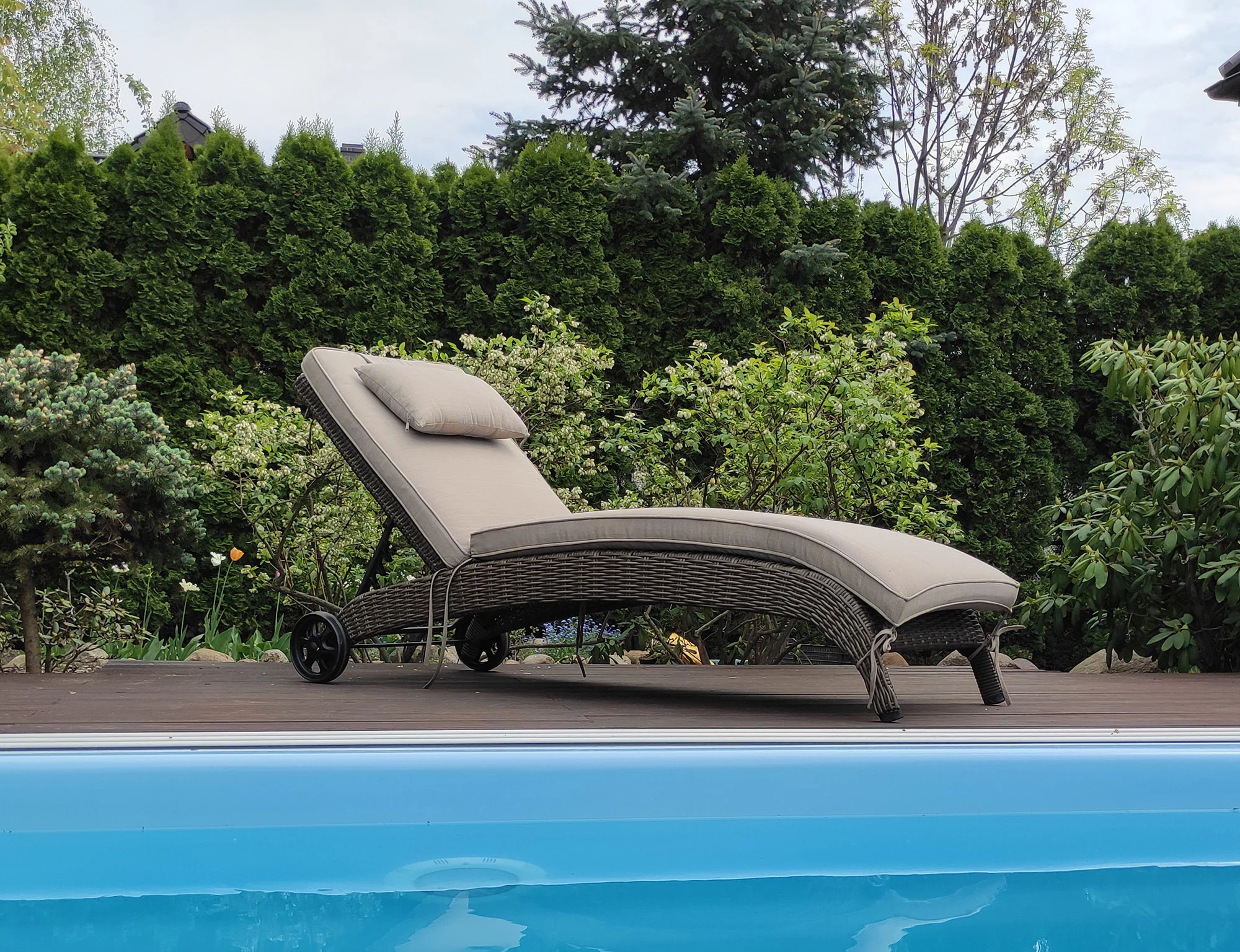 Leżak ALTEA brązowy mat — pojedynczy leżak przy basenie