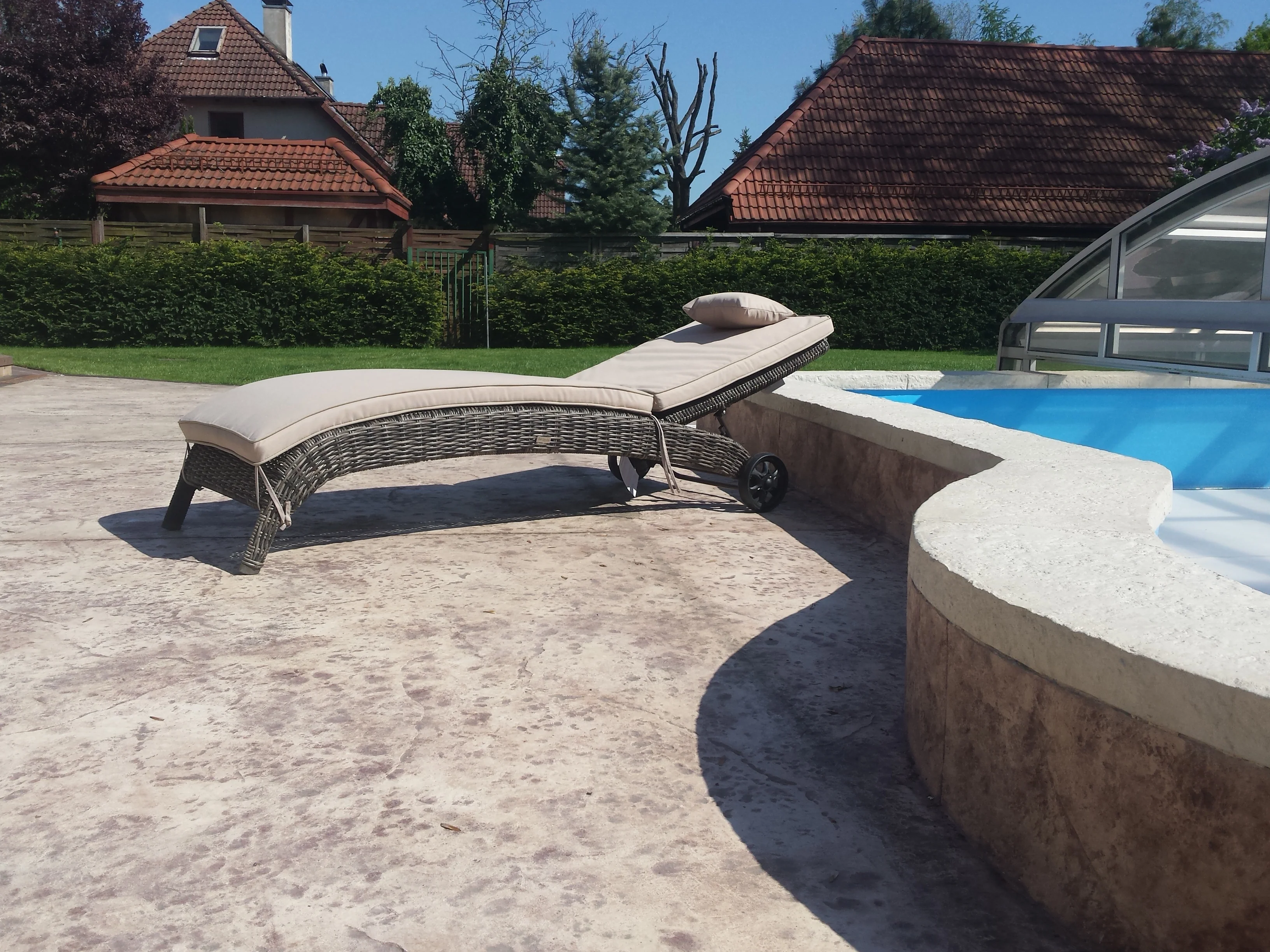 Leżak ALTEA brązowy mat — profil w pozycji płaskiej