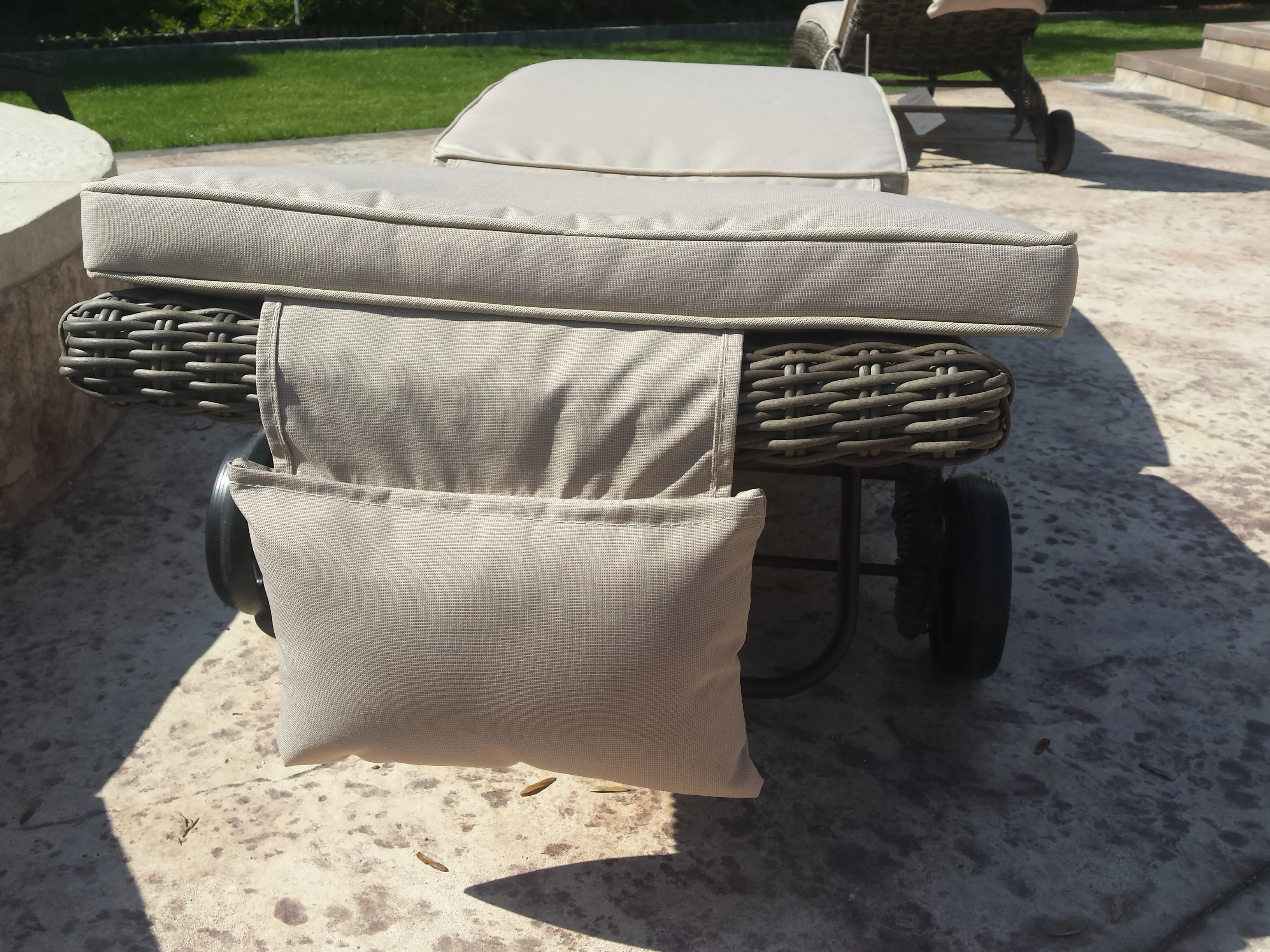 Leżak ALTEA brązowy mat — tył z kieszonką na poduszkę