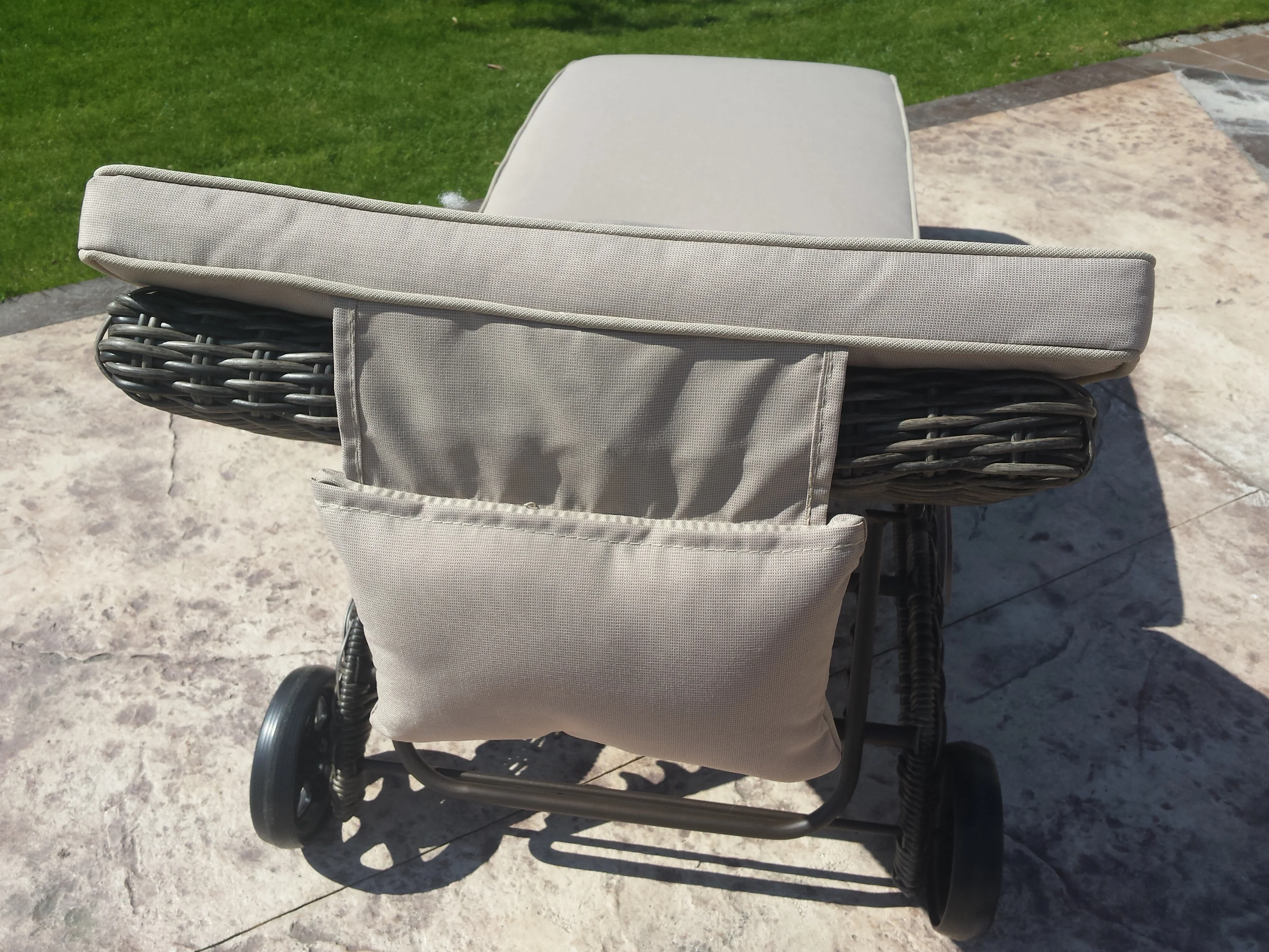 Leżak ALTEA brązowy mat — tył z kółkami transportowymi