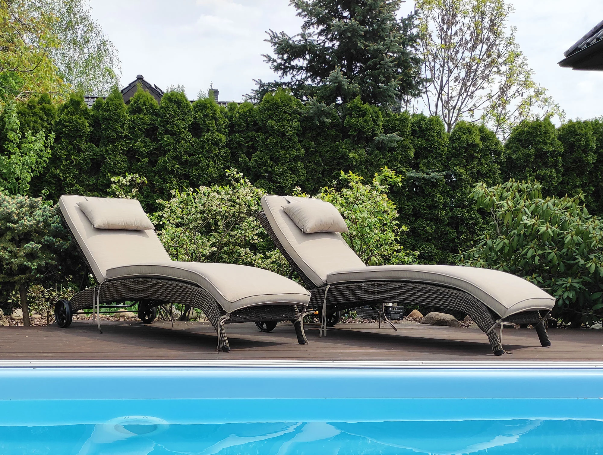 Leżak ALTEA brązowy mat — komplet przy basenie widok z wody