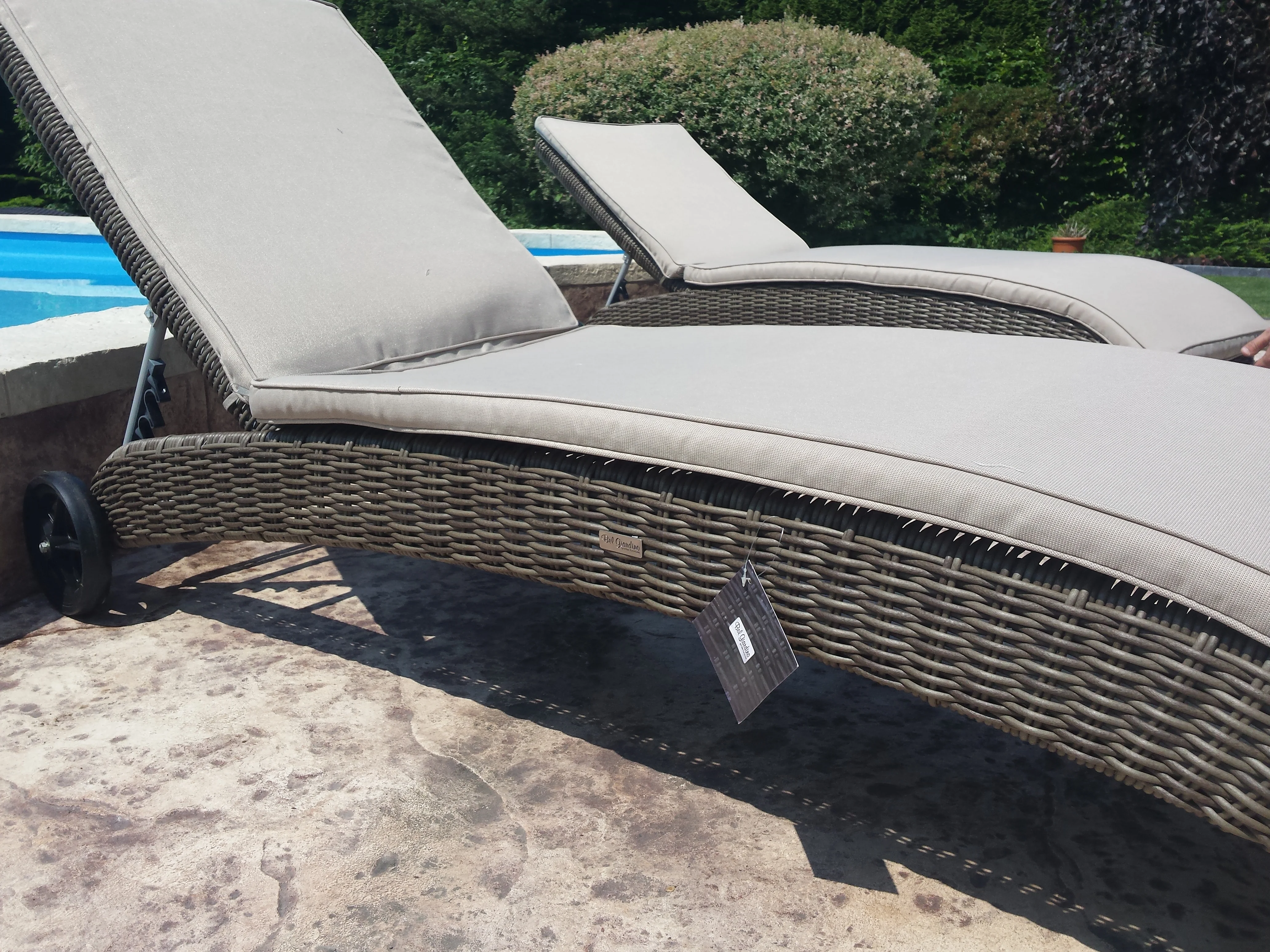 Leżak ALTEA brązowy mat — dwa leżaki przy basenie