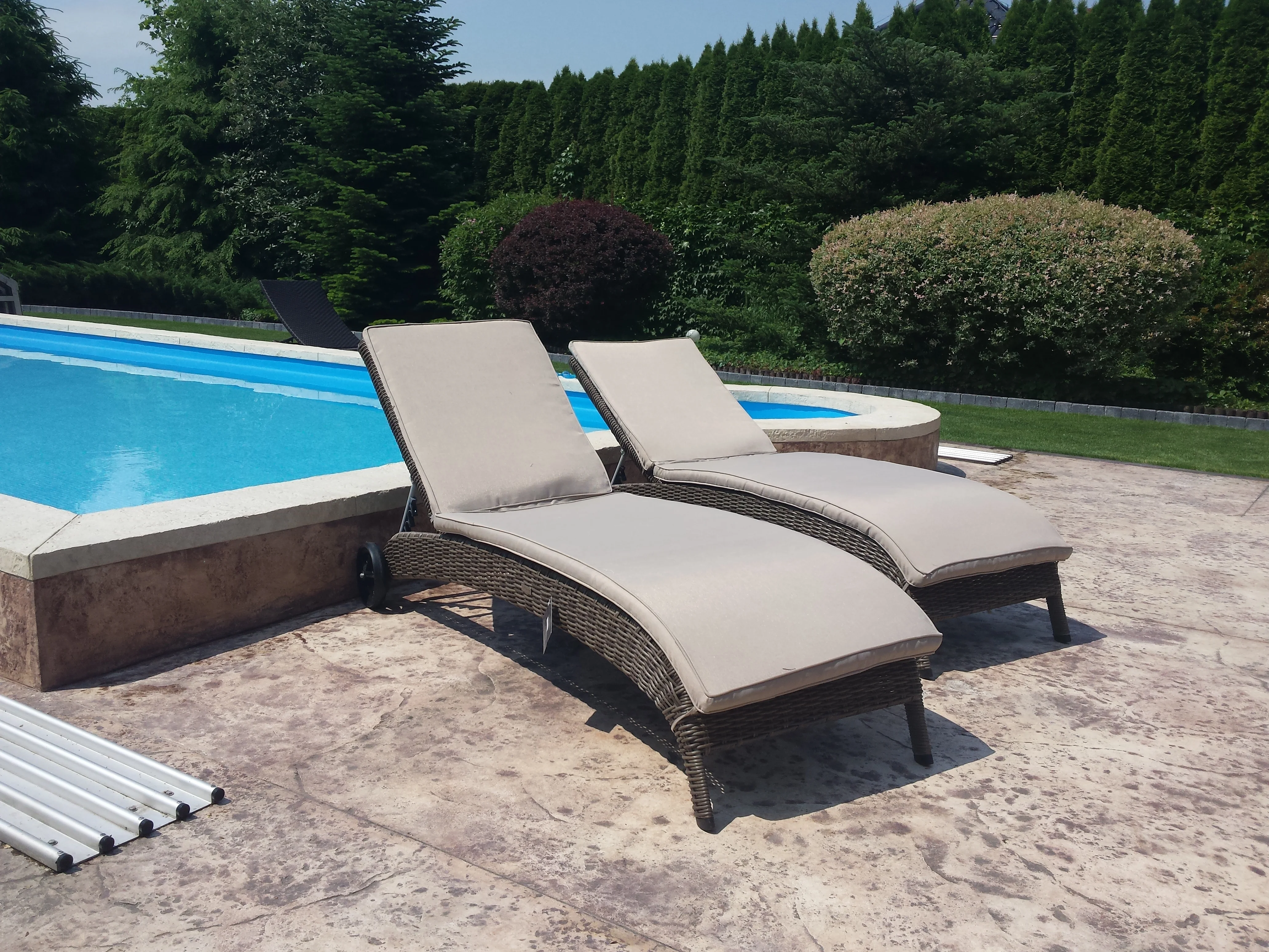 Leżak ALTEA brązowy mat — leżaki przy basenie na kamieniu