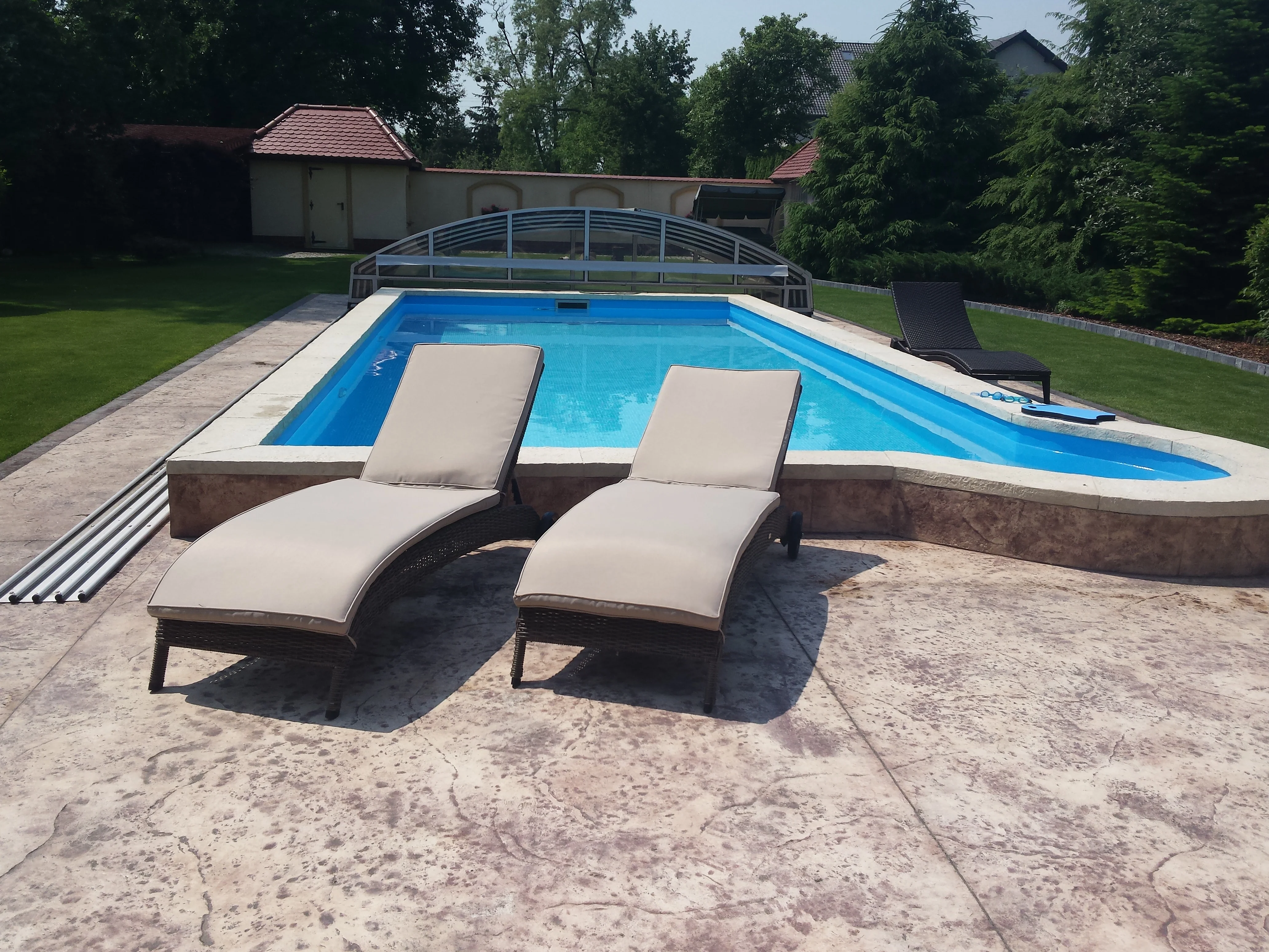 Leżak ALTEA brązowy mat — leżaki przy basenie z ogrodem