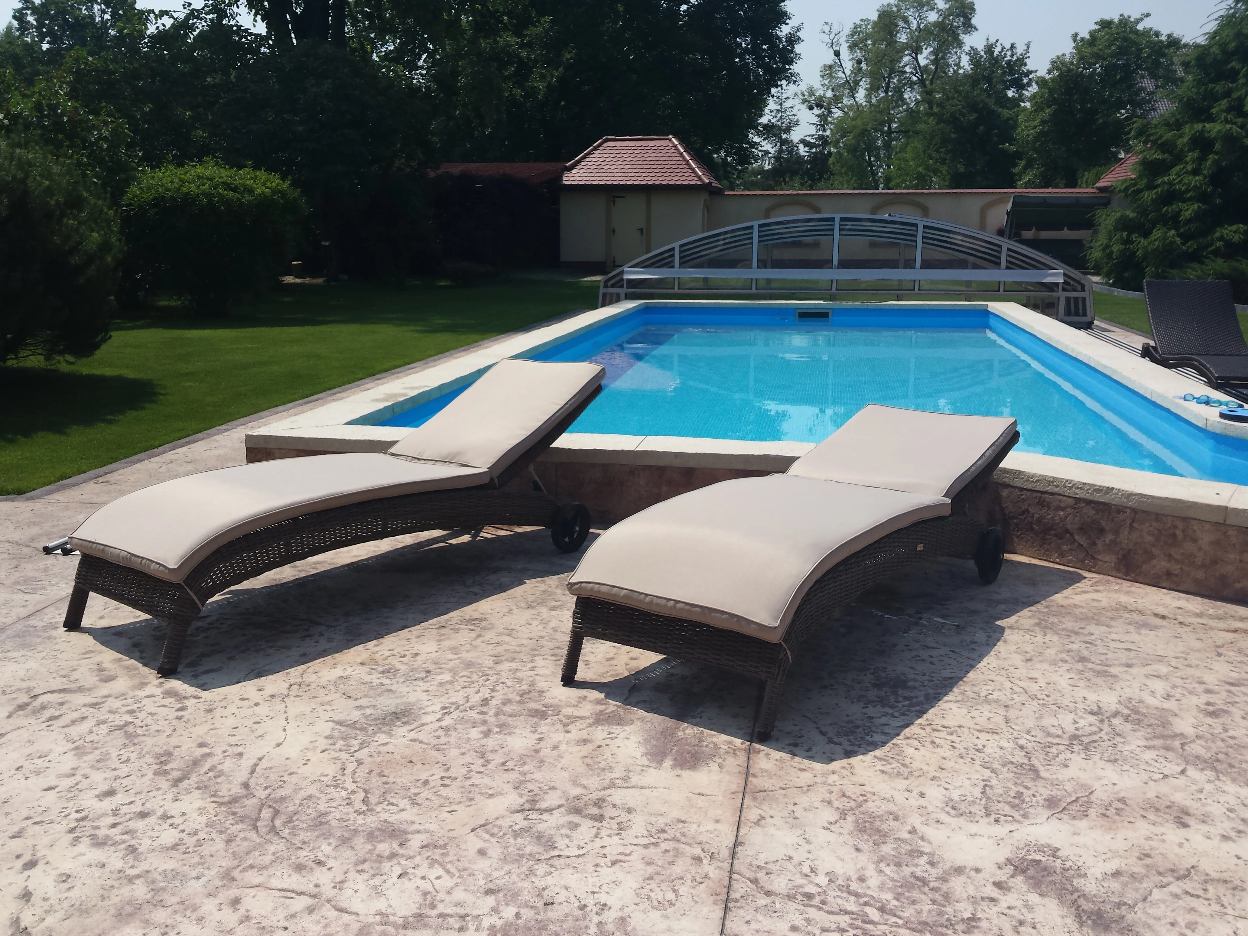 Leżak ALTEA brązowy mat — leżaki przy basenie ujęcie z góry