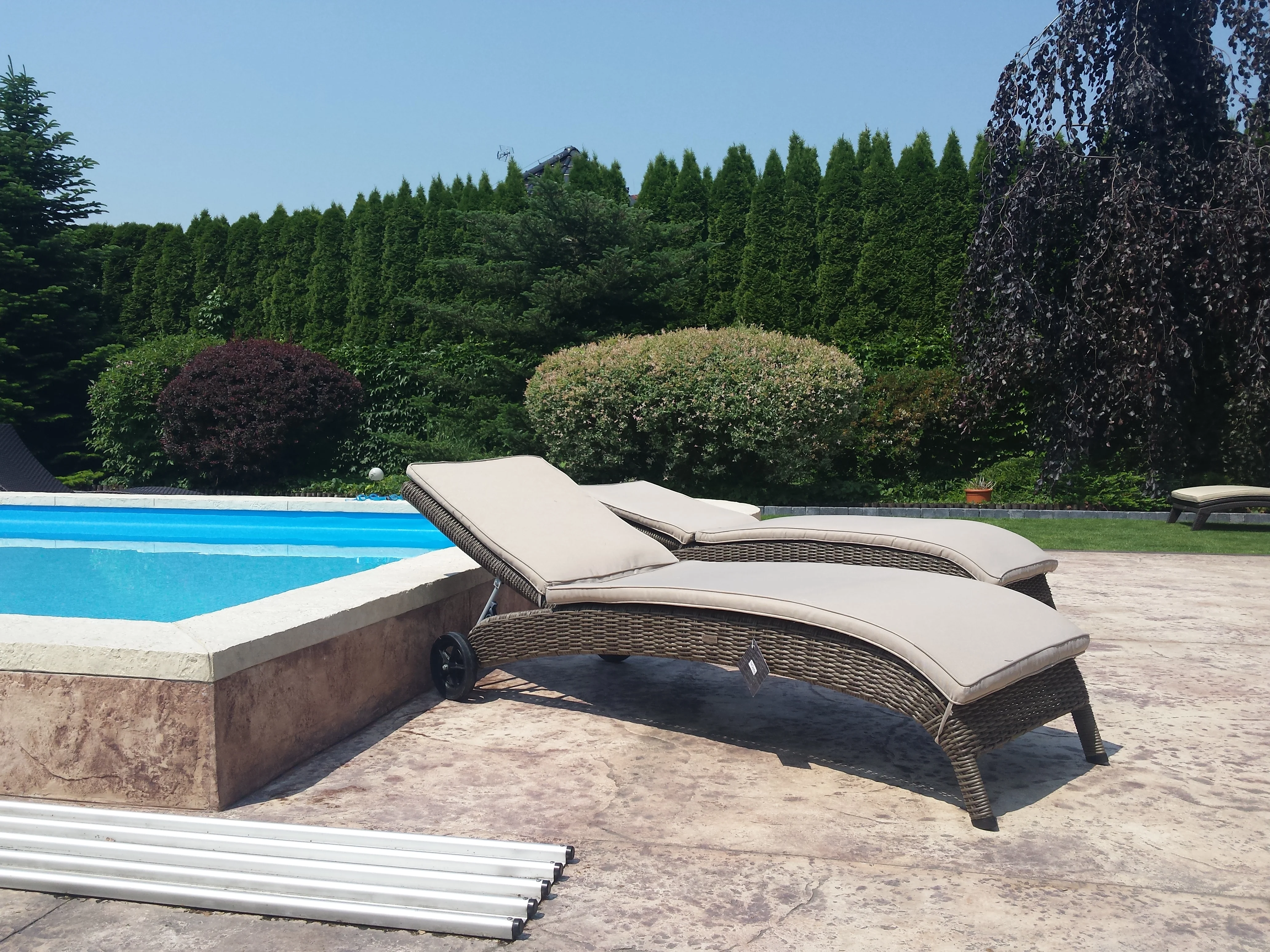 Leżak ALTEA brązowy mat — oparcia podniesione przy basenie