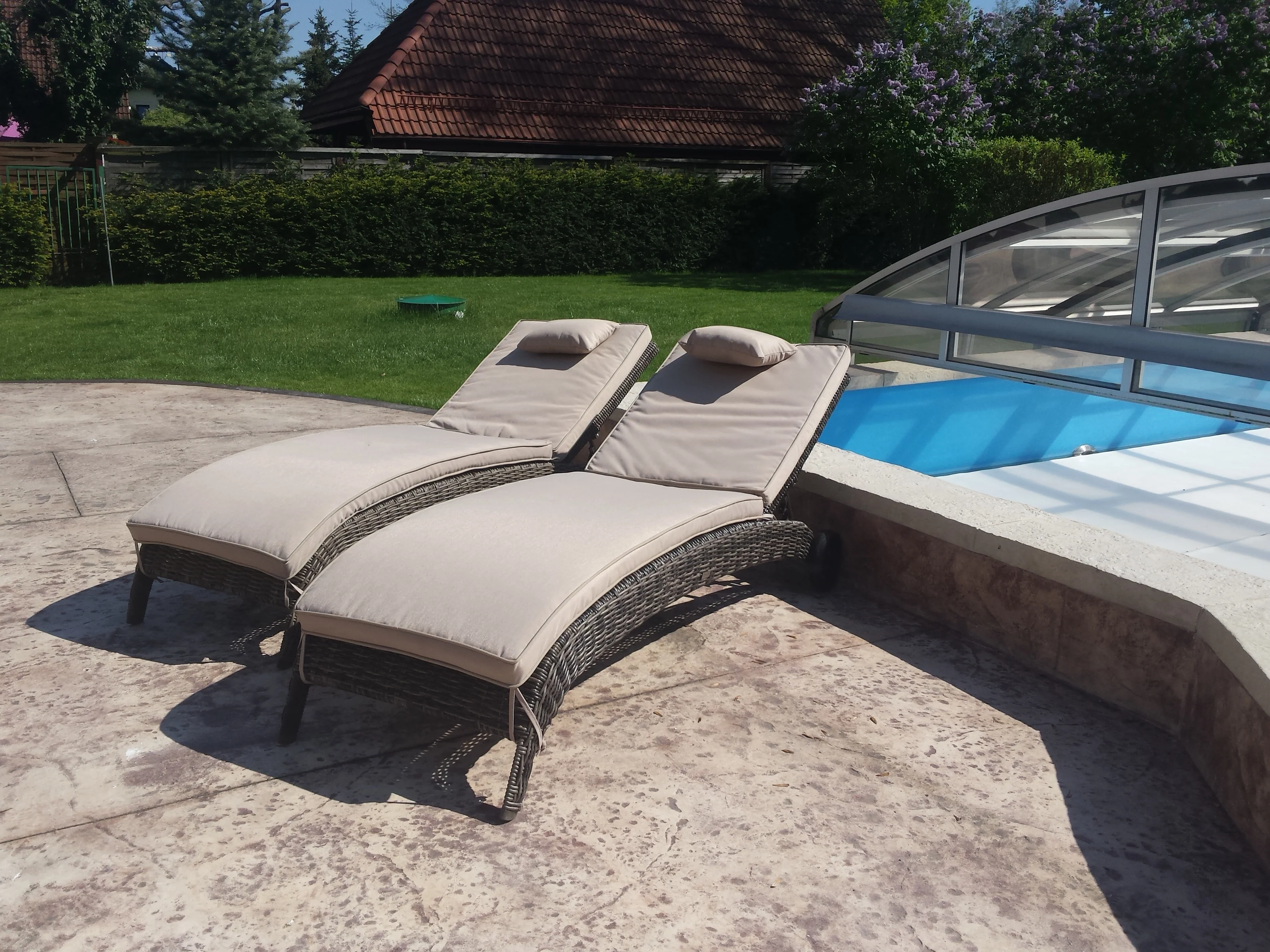 Leżak ALTEA brązowy mat — zestaw przy basenie