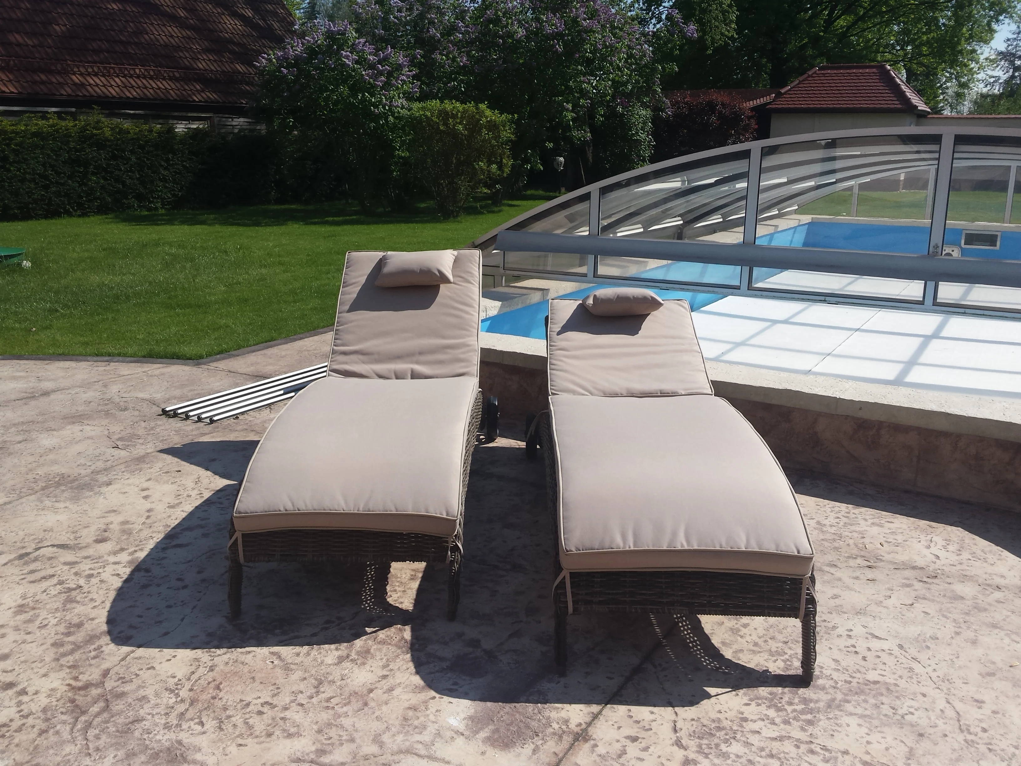 Leżak ALTEA brązowy mat — zestaw przy basenie różny kąt