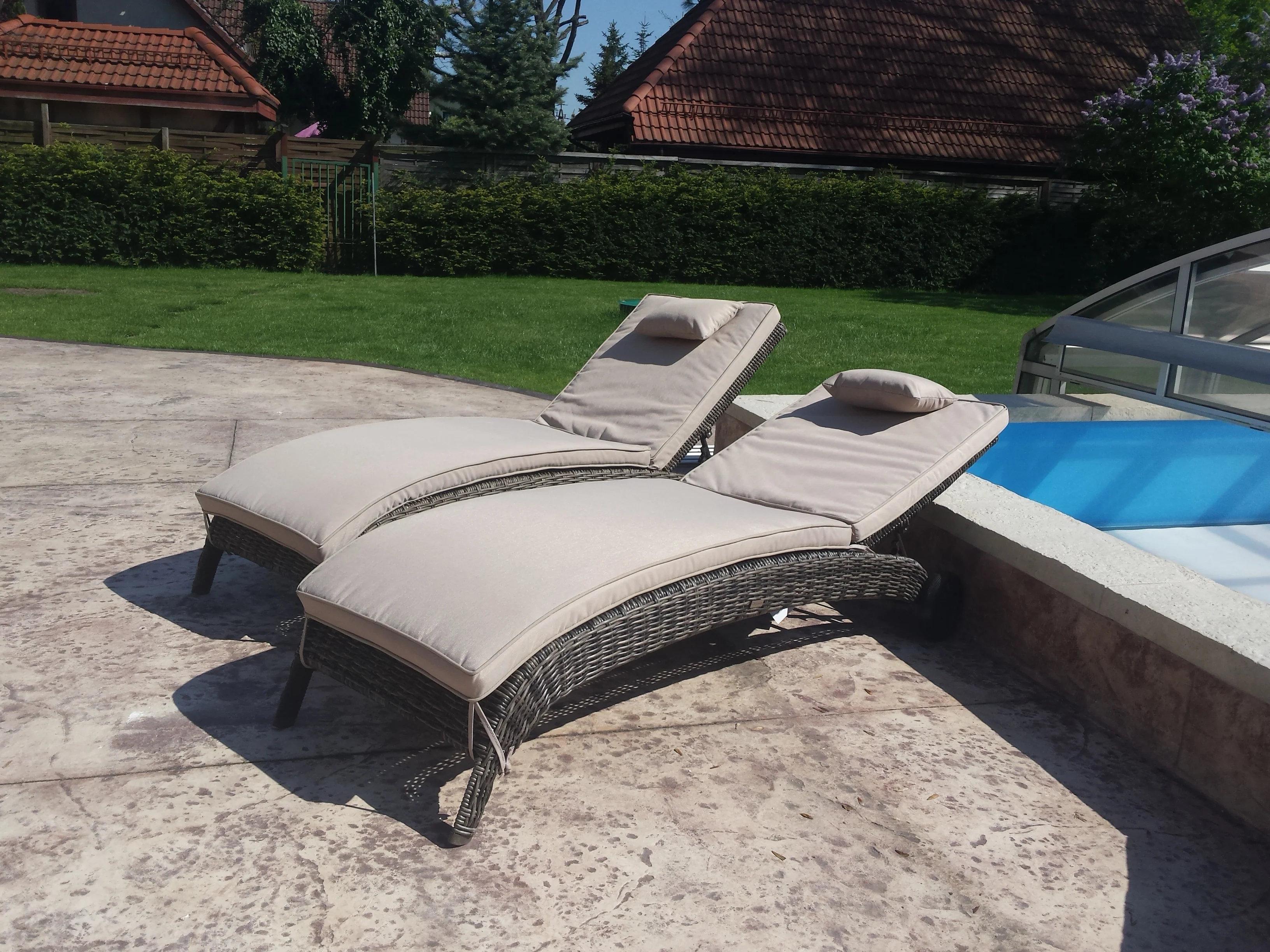 Leżak ALTEA brązowy mat — zestaw przy basenie widok z boku