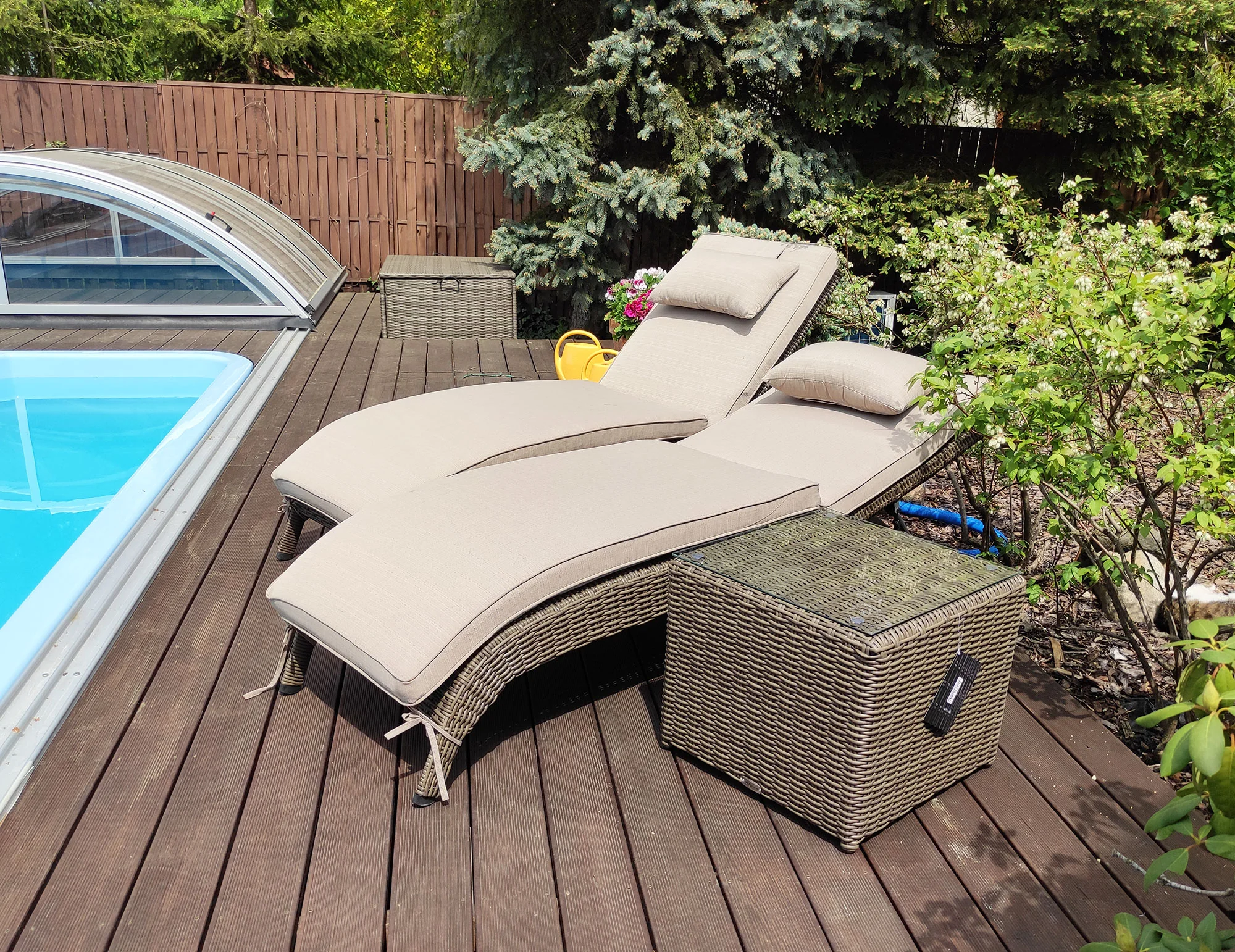 Leżak ALTEA brązowy mat — zestaw z okrągłym stolikiem