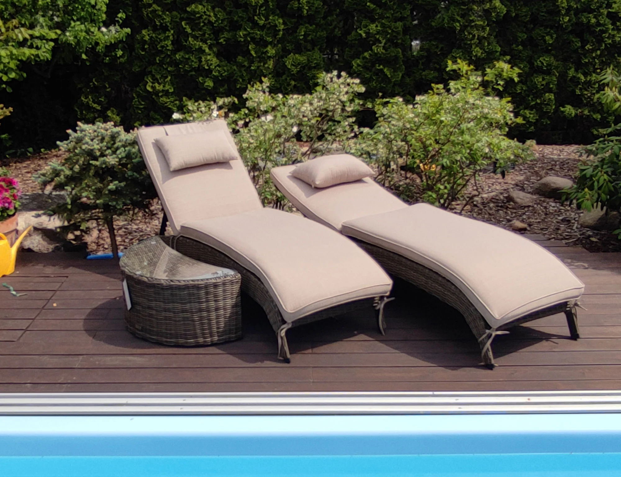 Leżak ALTEA brązowy mat — zestaw ze stolikiem frontowy widok