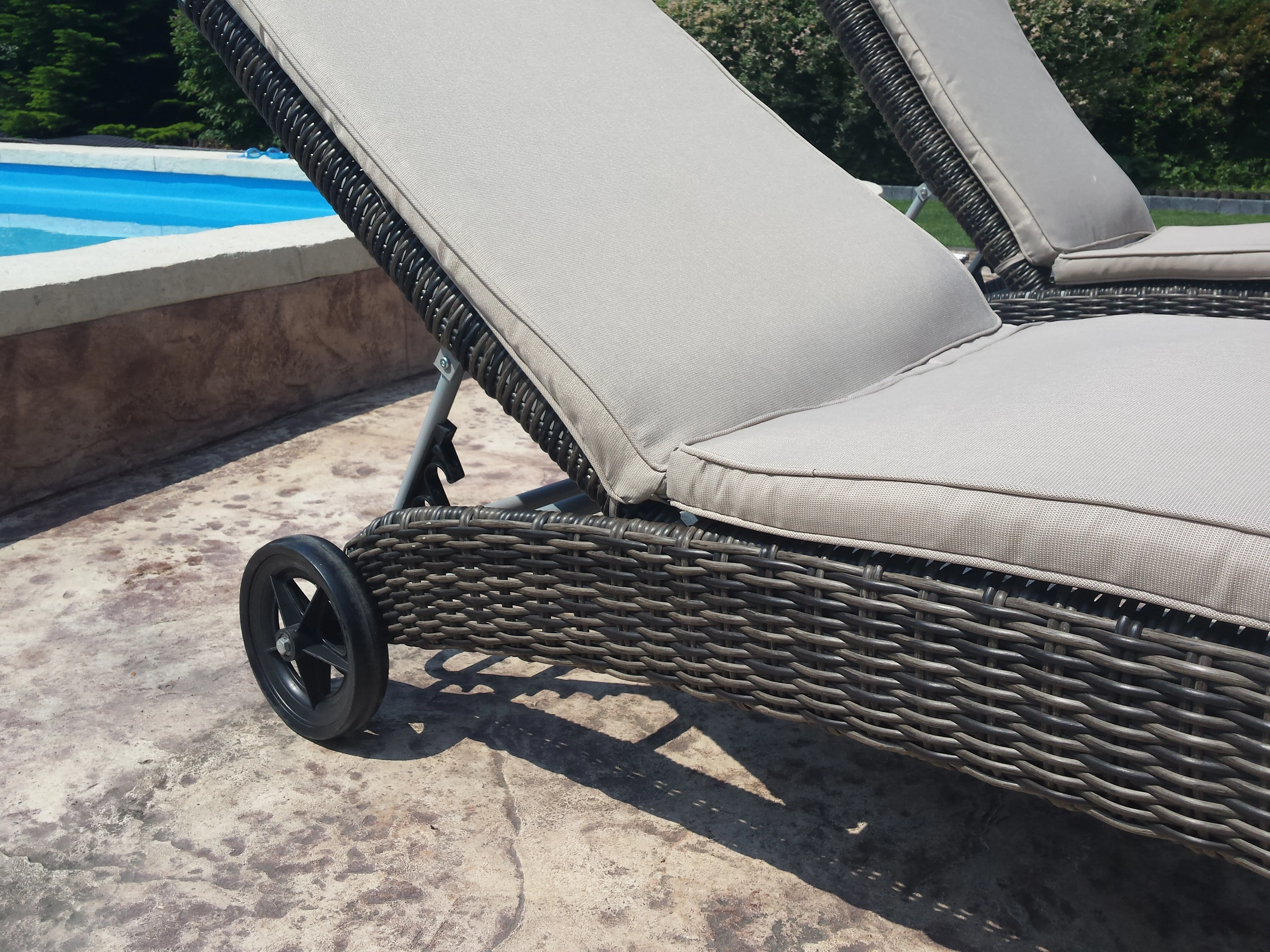 Leżak ALTEA grafitowo-brązowy — detal kółka przy basenie