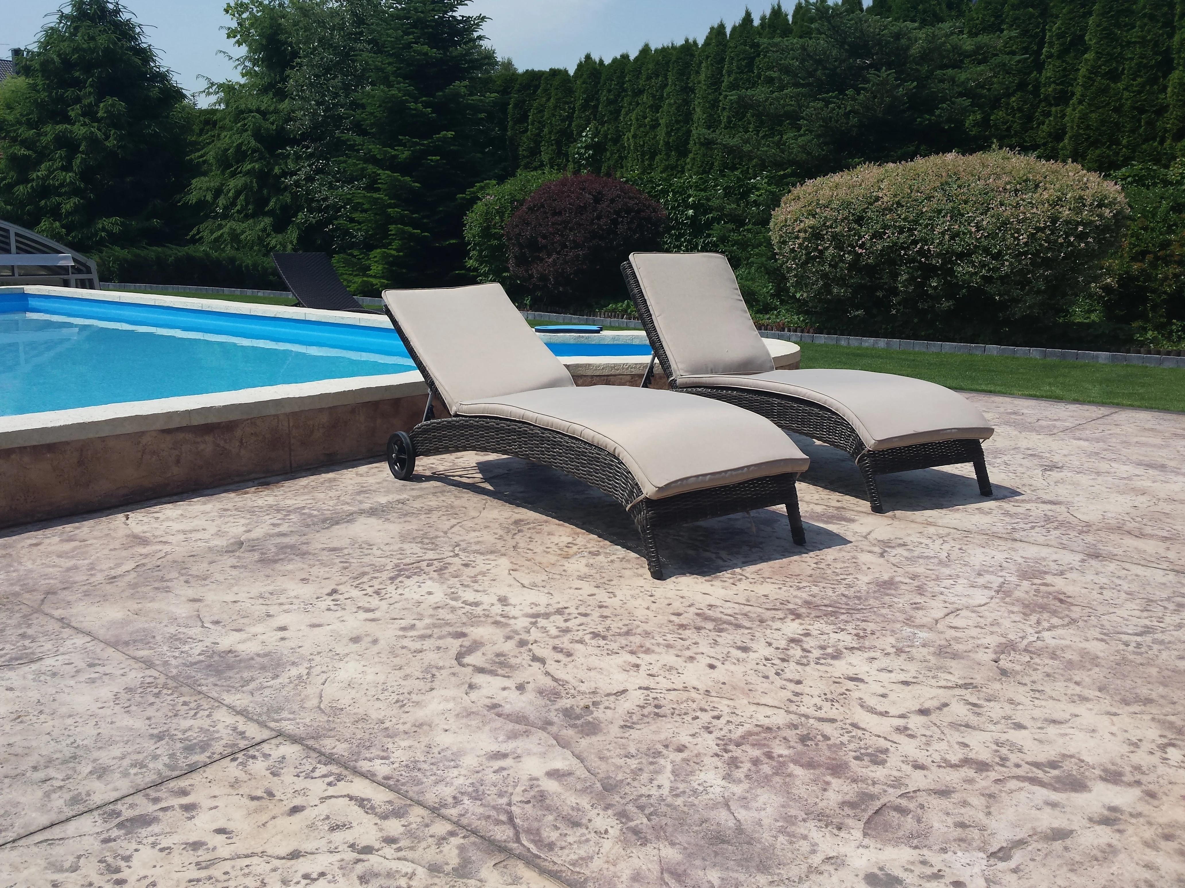 Leżak ALTEA grafitowo-brązowy — przy basenie 01