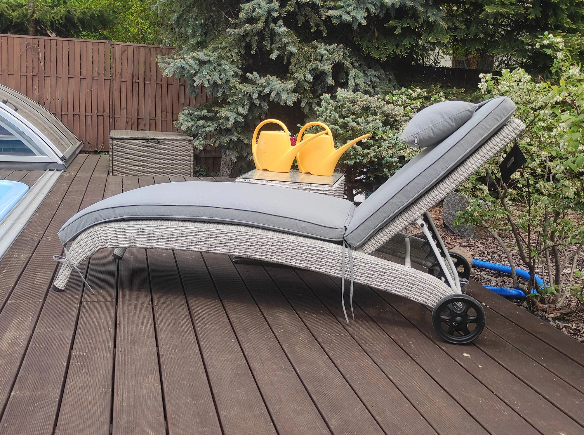 Leżak ALTEA jasny szary — przy basenie 04