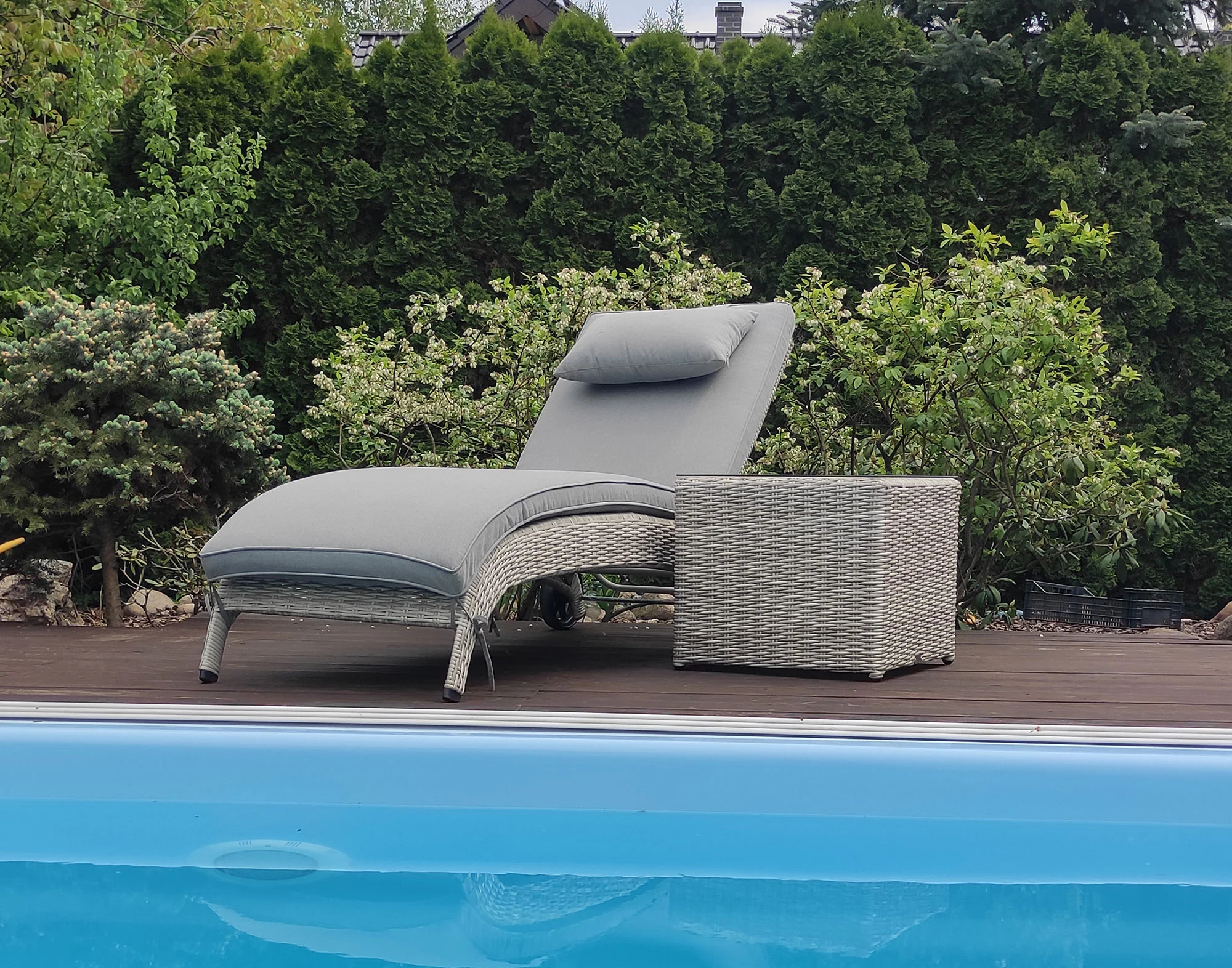 Leżak ALTEA jasny szary — przy basenie 05