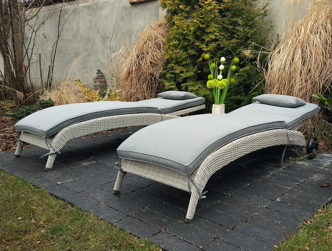 Leżak ogrodowy ALTEA jasny szary — zestaw 2 leżaki w ogrodzie