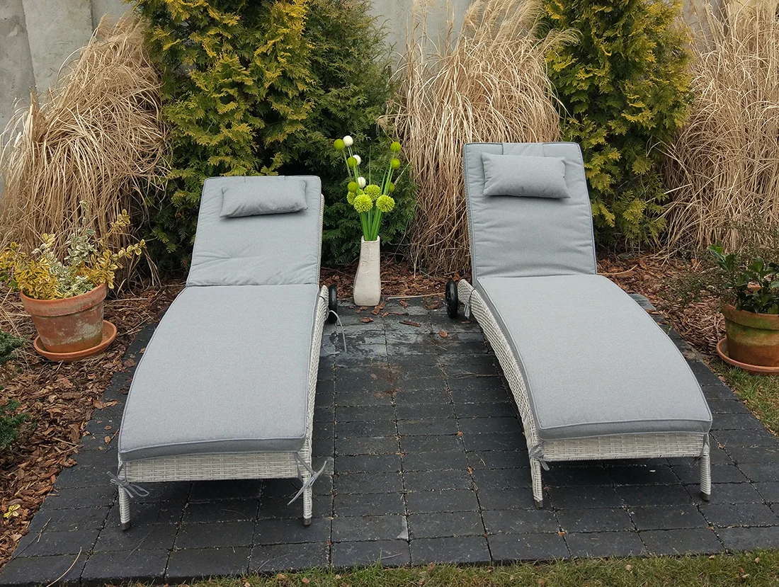 Leżak ALTEA jasny szary — zestaw w ogrodzie ujęcie 2
