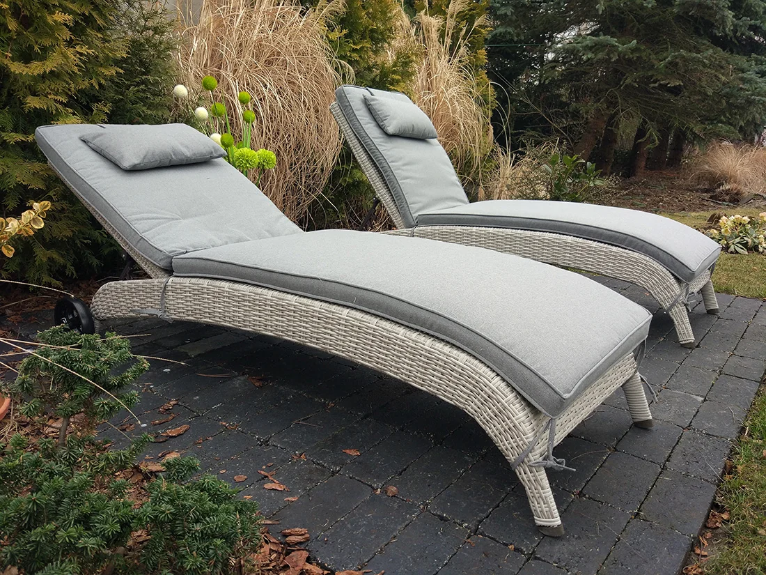 Leżak ALTEA jasny szary — zestaw w ogrodzie ujęcie 3