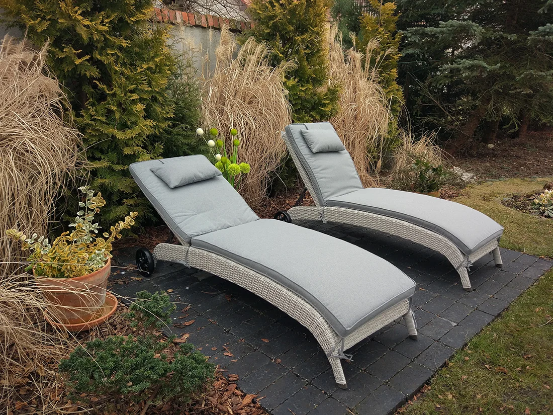 Leżak ALTEA jasny szary — zestaw w ogrodzie ujęcie 4