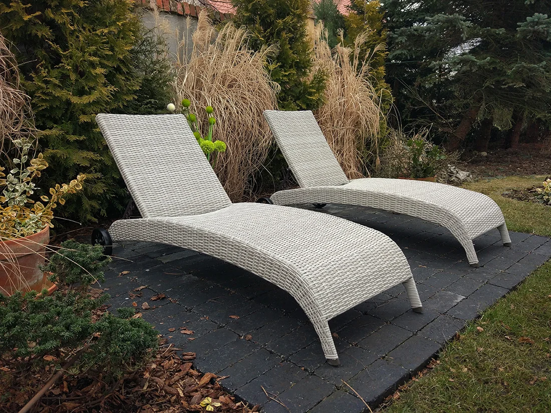 Leżak ALTEA jasny szary — zestaw w ogrodzie ujęcie 5