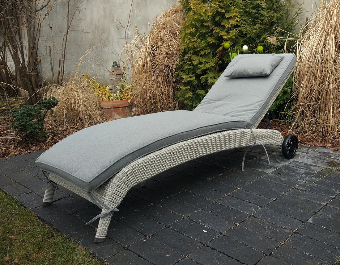 Leżak ALTEA jasny szary — zestaw w ogrodzie ujęcie 7