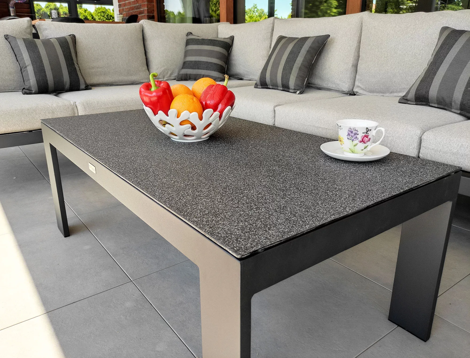 Stolik kawowy RAGNAR PREMIUM — blat ze szkła hartowanego, efekt kamienia natryskowego