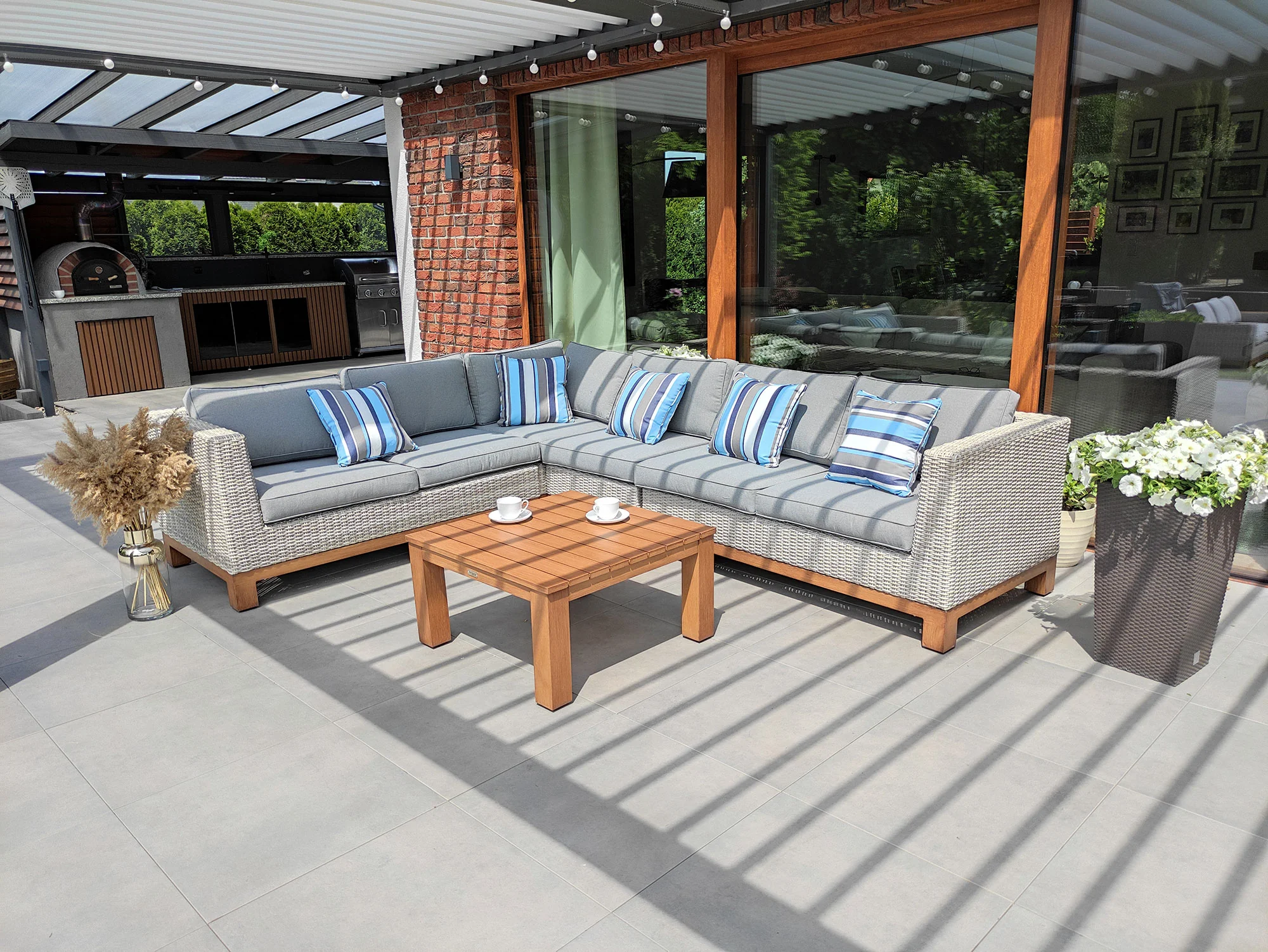 Narożnik ANCONA BIG — stolik drewniany, pergola lamelowa, widok frontalny