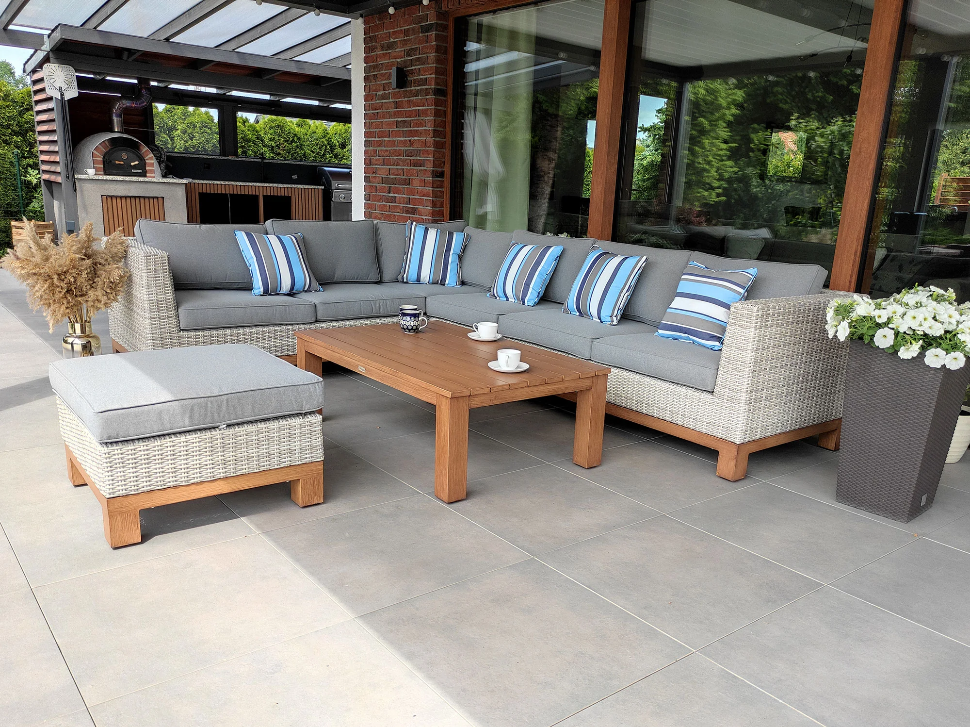 Narożnik ANCONA BIG — zestaw wypoczynkowy z pufem i stolikiem drewnianym, widok boczny