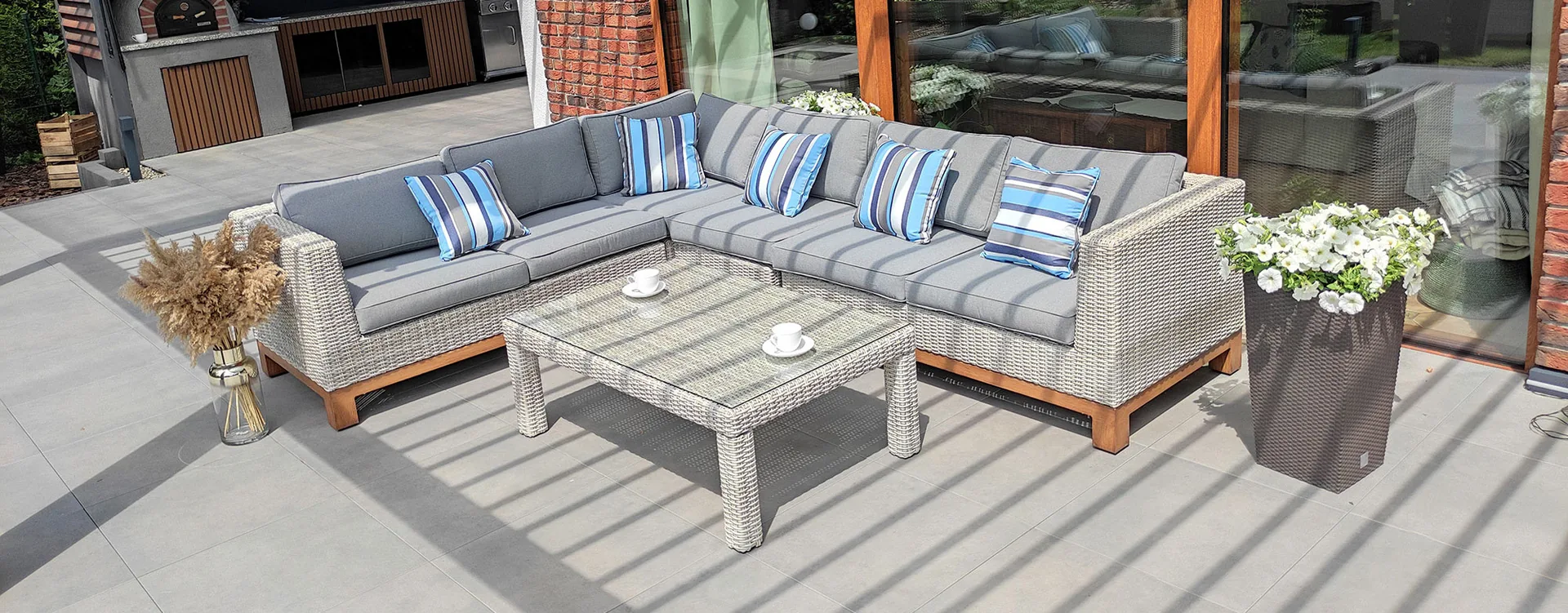 Meble na taras ANCONA — narożnik ogrodowy z technorattanu i drewna, panoramiczny widok