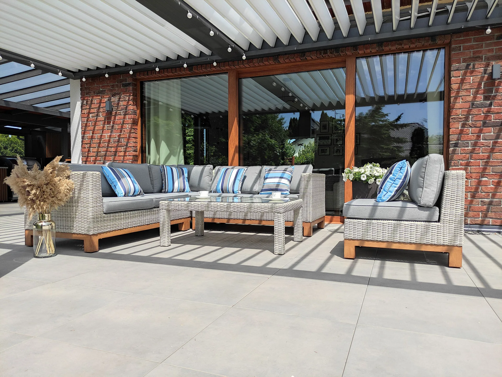 Narożnik ogrodowy ANCONA — sofa i stolik kawowy pod pergolą, widok frontalny