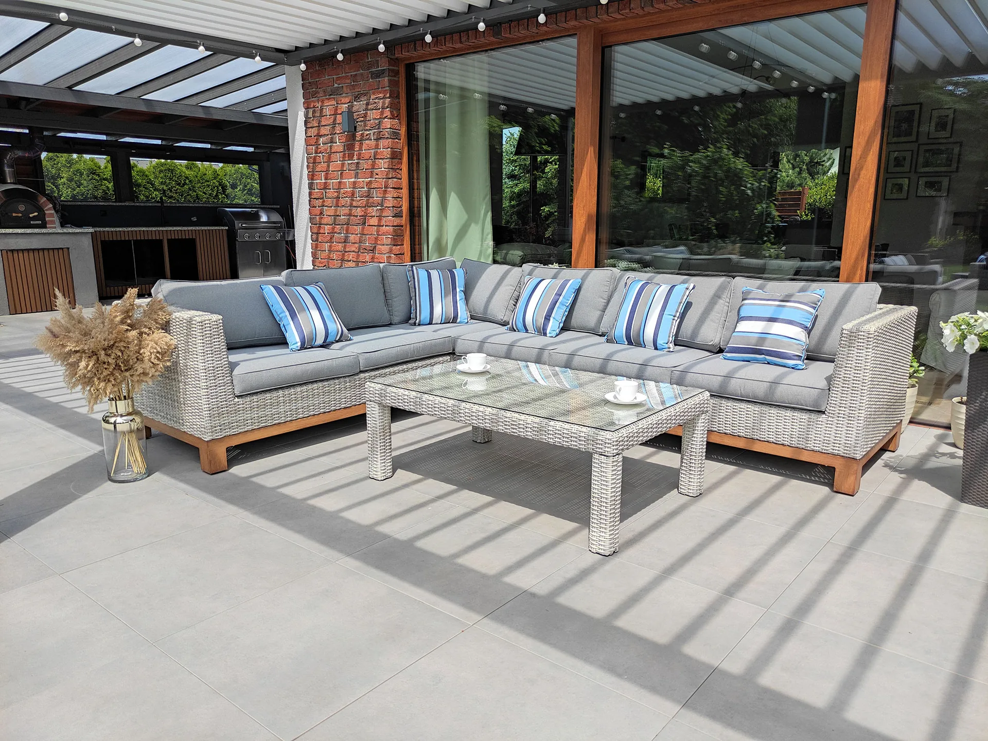 Narożnik ogrodowy ANCONA — sofa i stolik kawowy na tarasie, technorattan jasno-szary