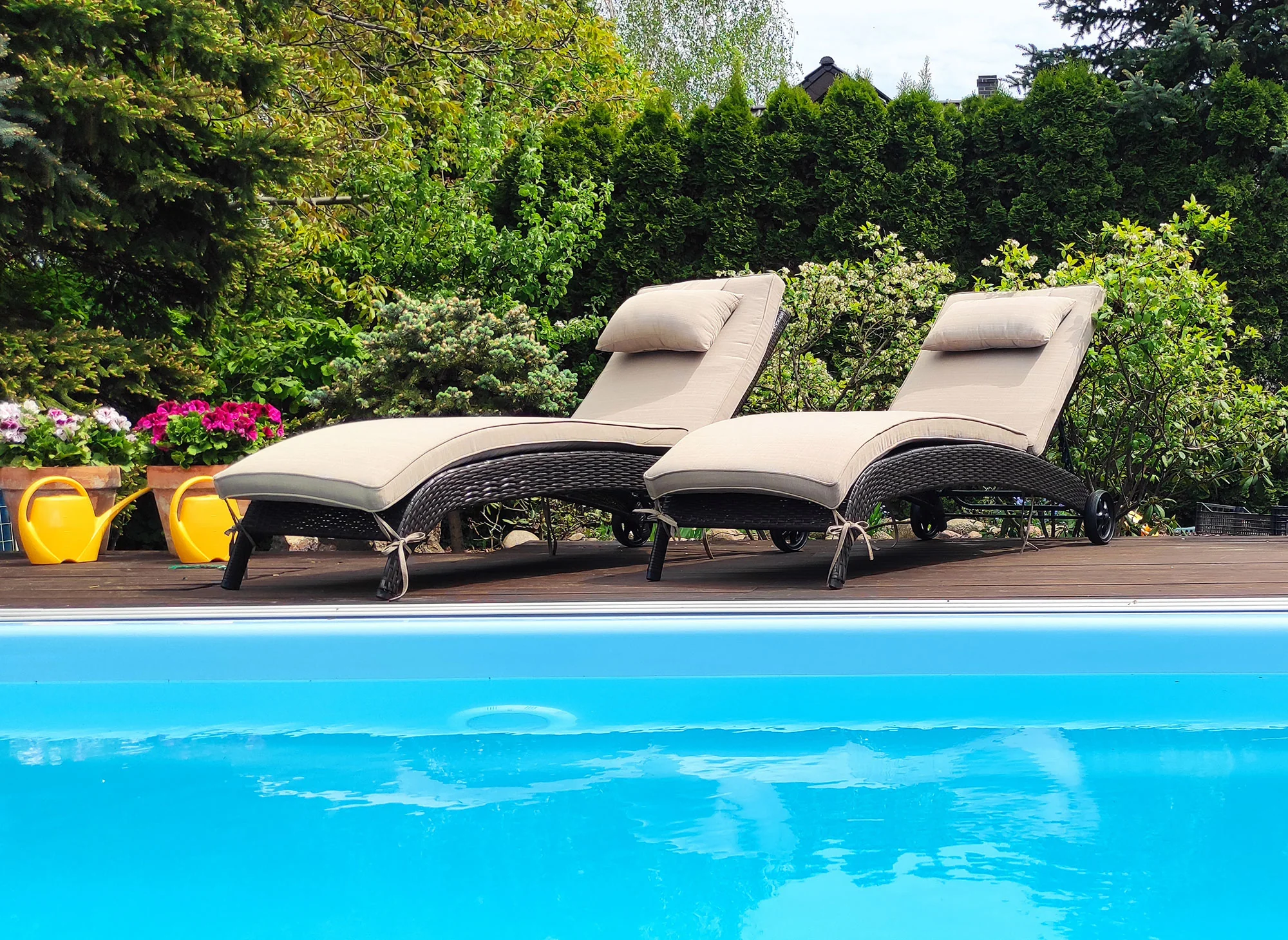 Leżaki BALI brązowy ciemny — widok z wody dwa leżaki nad basenem