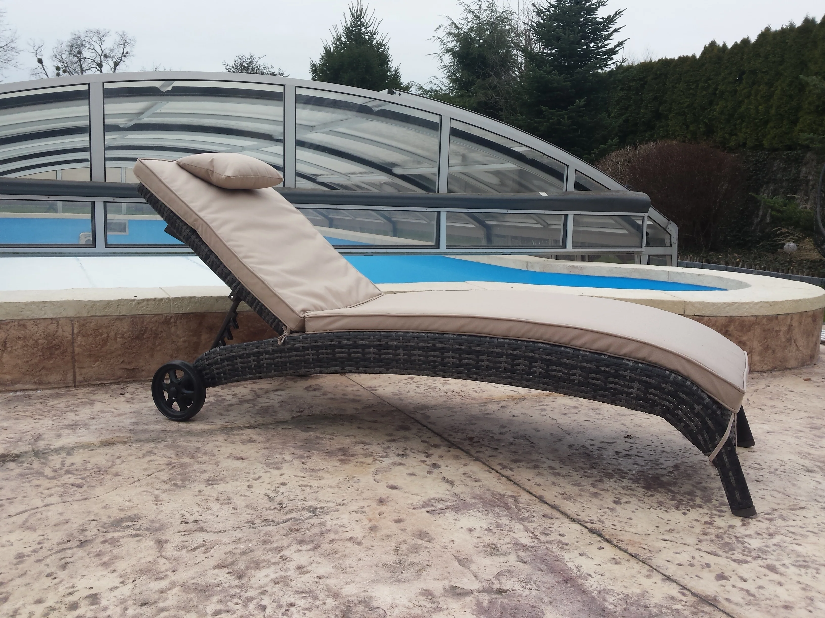 Leżak BALI szaro-grafitowy — profil przy basenie z regulacją oparcia