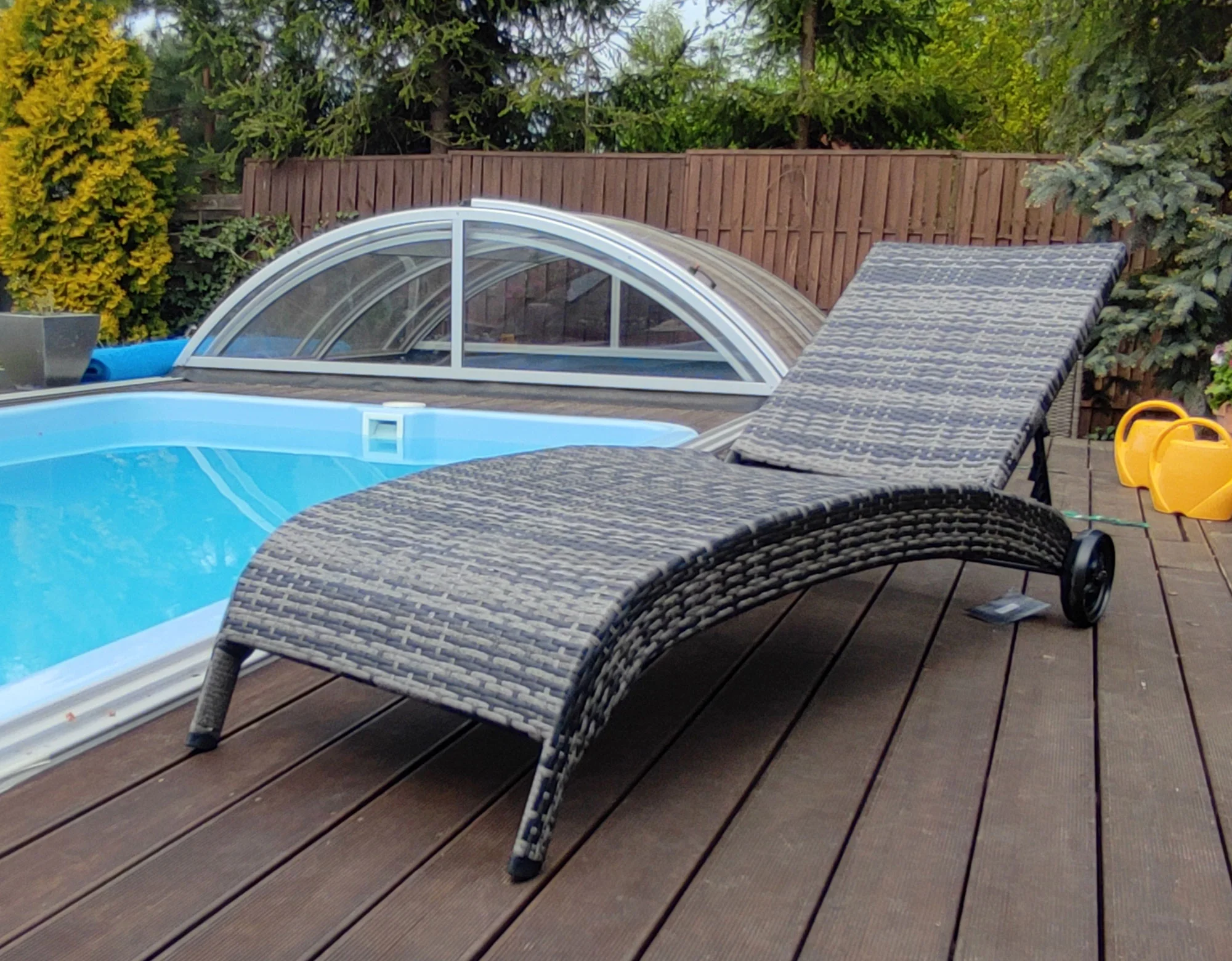 Leżak ogrodowy BALI szaro-grafitowy — przy basenie na technorattanie