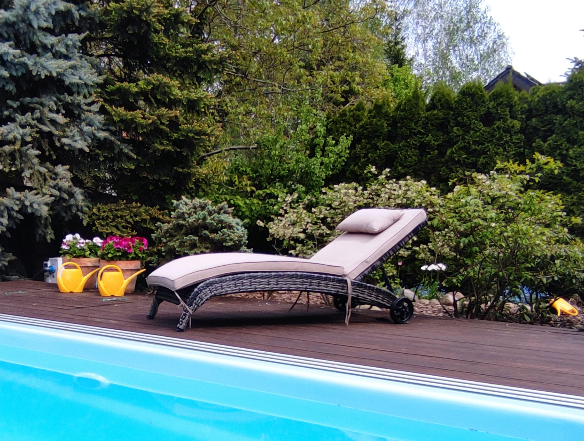 Leżak ogrodowy BALI szaro-grafitowy — przy basenie widok z tyłu