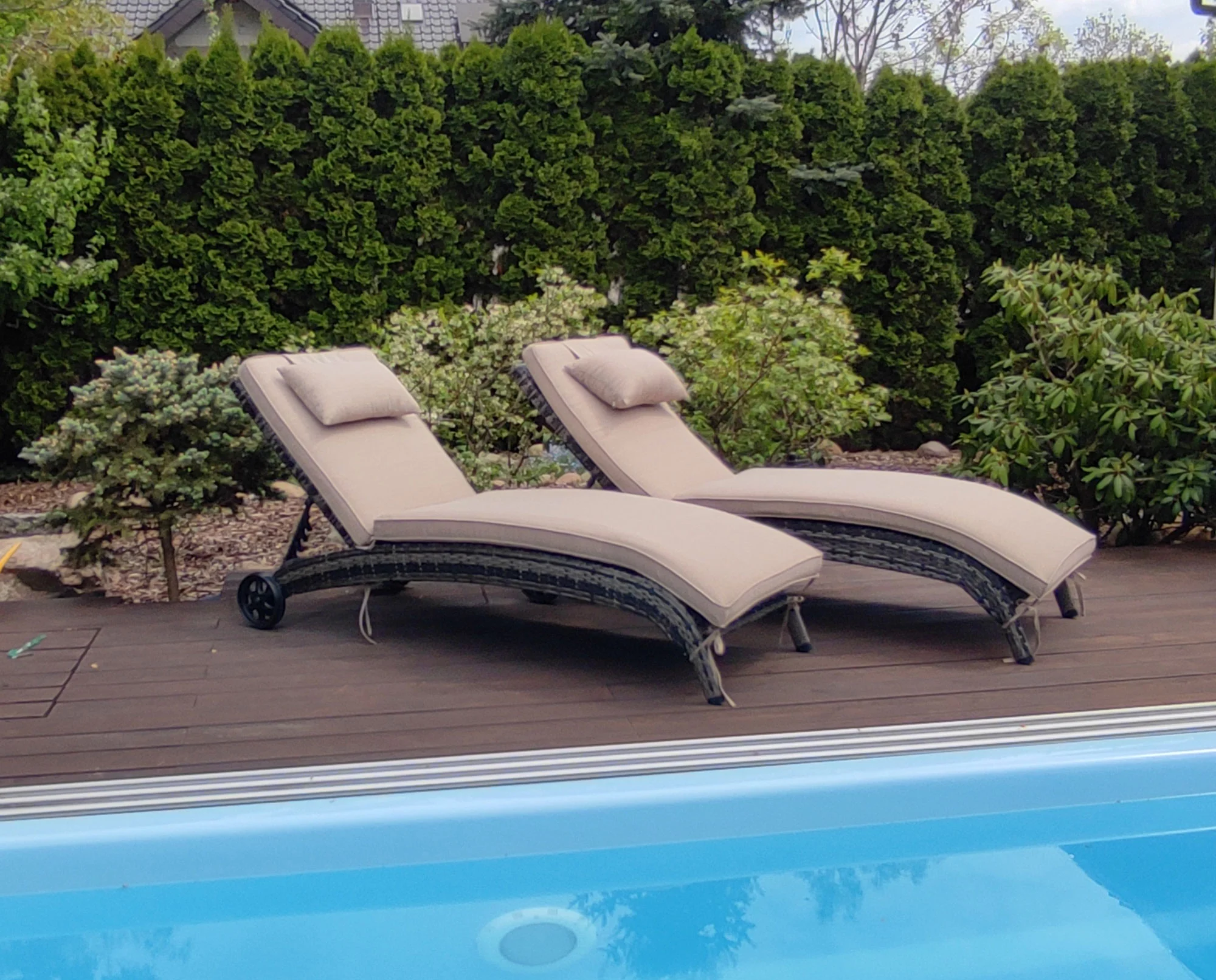 Leżaki ogrodowe BALI — zestaw przy basenie widok szeroki