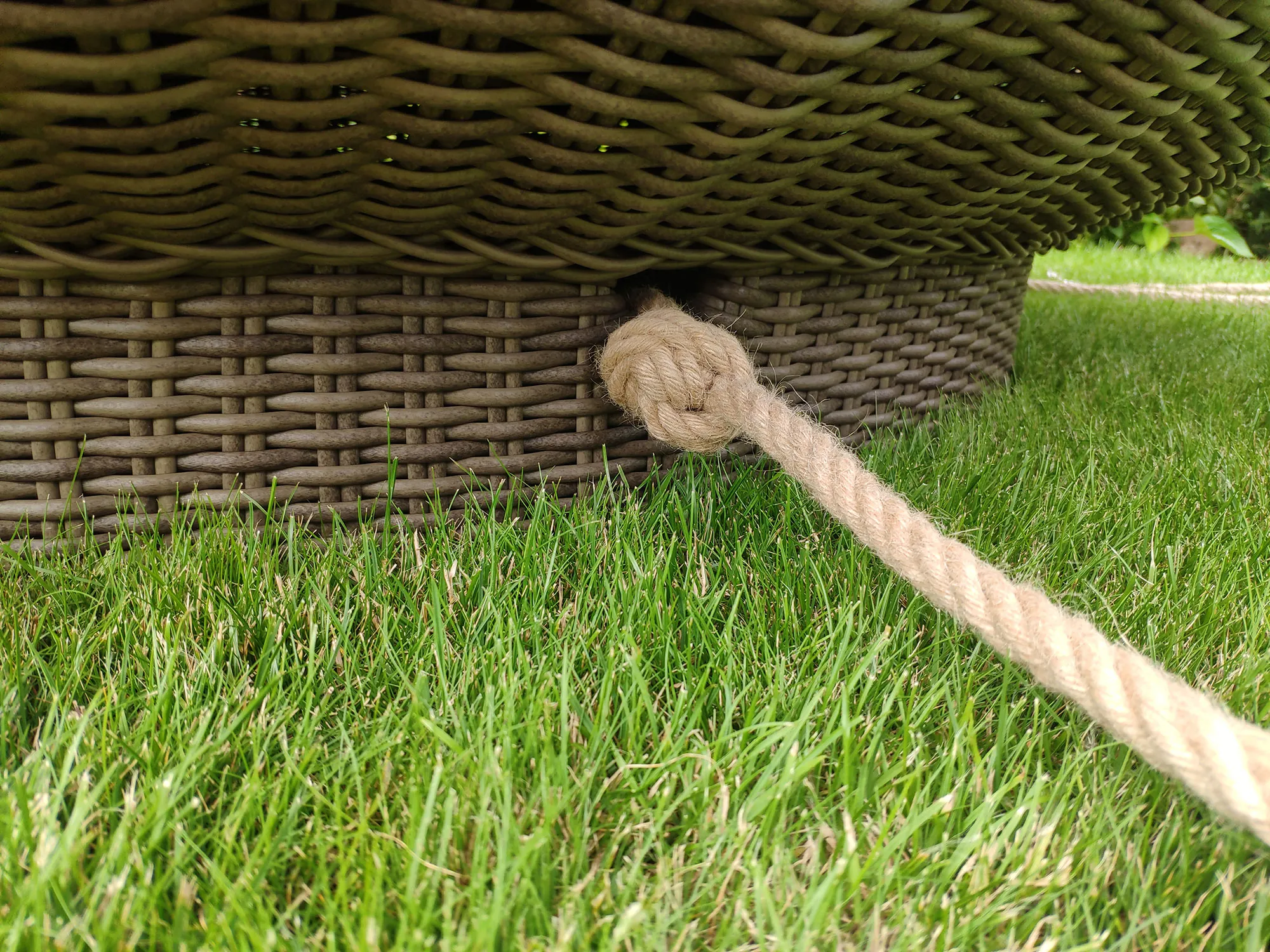 Leżanka KORSYKA — detal mocowania liny do technorattanowej ramy