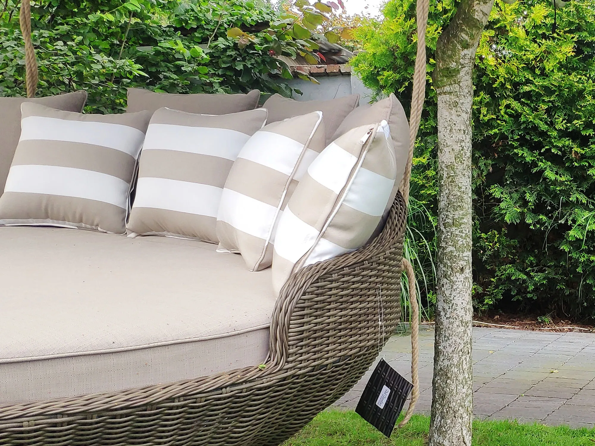 Meble ogrodowe KORSYKA brązowy mat — detal poduszek i technorattanu