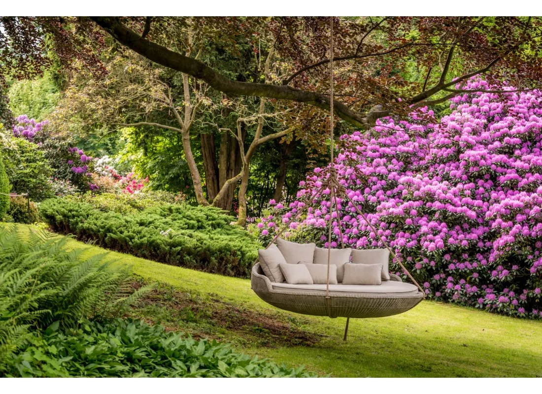 Wyspa ogrodowa KORSYKA brązowy mat — wisząca w ogrodzie