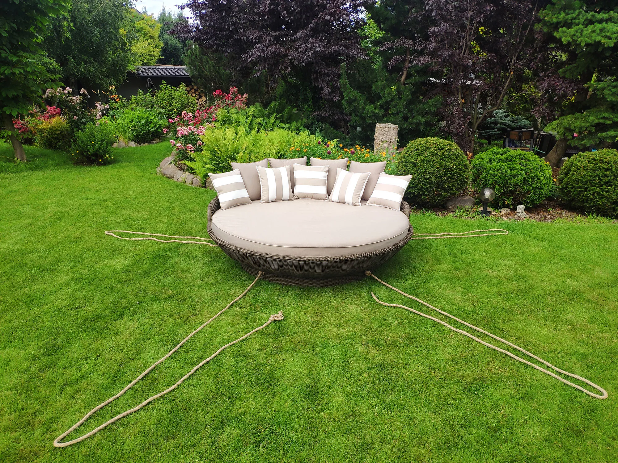 Leżanka ogrodowa KORSYKA brązowy mat — z linami na trawniku