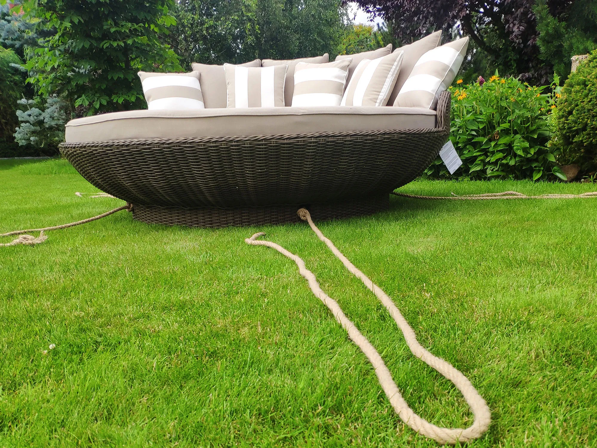 Leżanka ogrodowa KORSYKA brązowy mat — widok z przodu z poduszkami