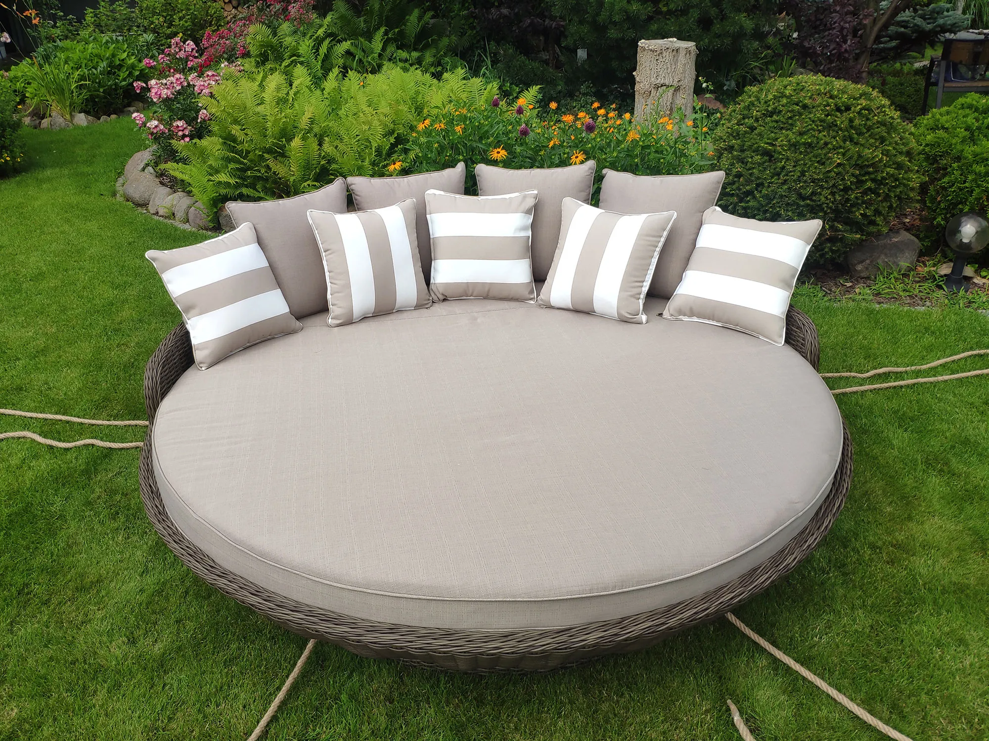 Wyspa ogrodowa KORSYKA brązowy mat — widok z góry na poduszki