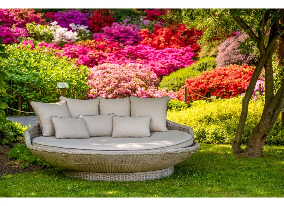 Wyspa ogrodowa KORSYKA brązowy mat — stojąca na trawniku z poduszkami