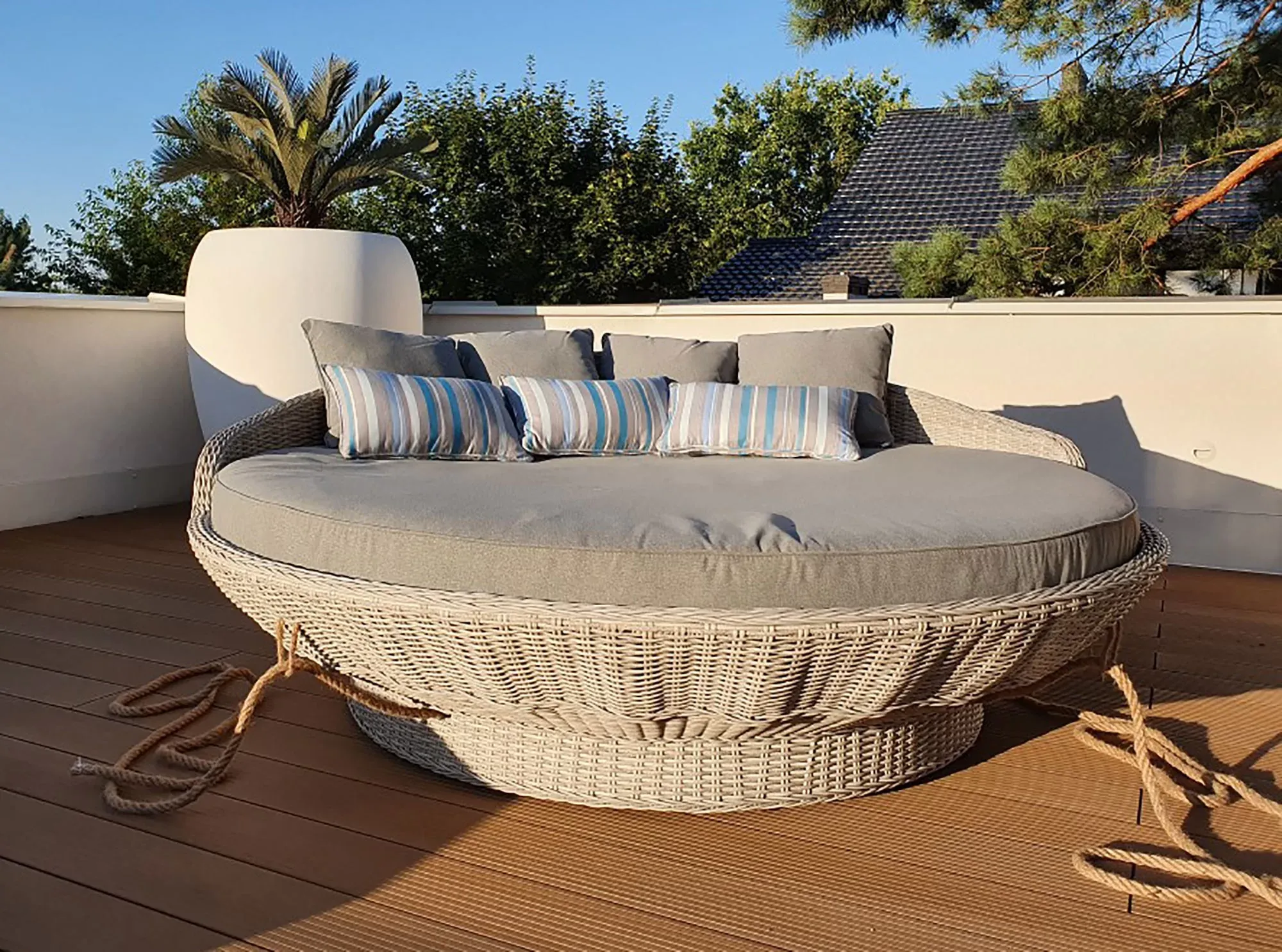 Leżanka tarasowa KORSYKA jasno szary — na tarasie z poduszkami